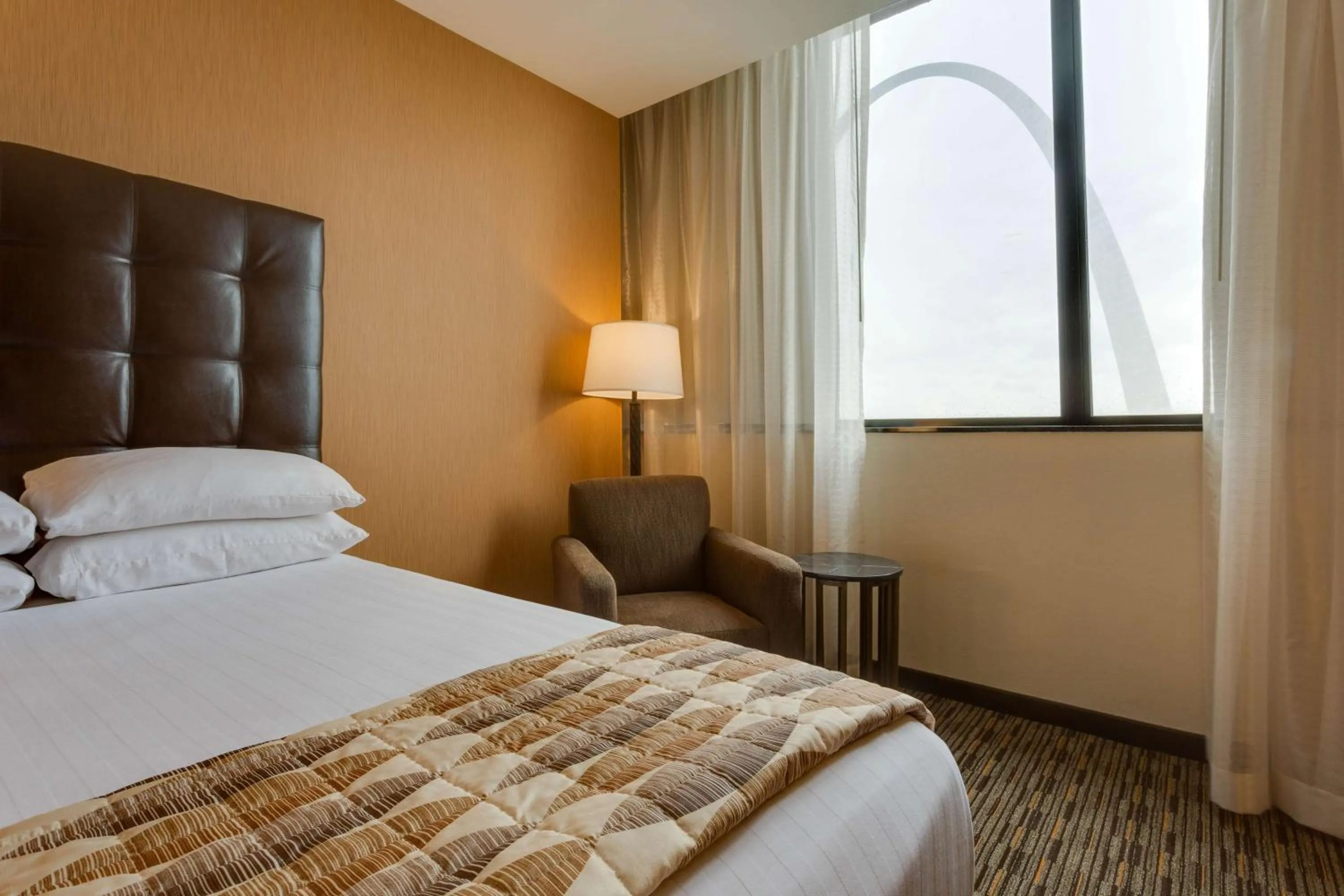 Deluxe Queen Room with Two Queen Beds Partial View Riverfront/Arch – High Floor in Drury Plaza St. Louis at the Arch