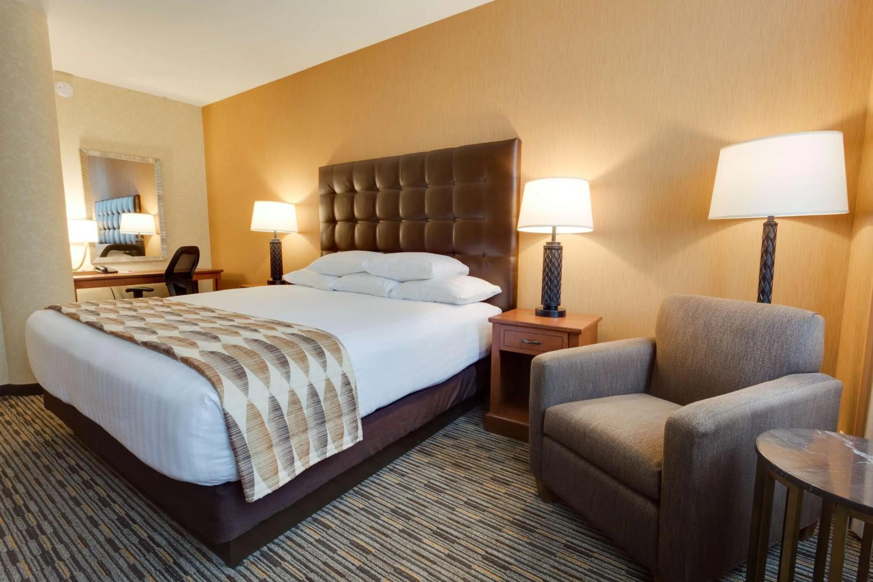 Deluxe King Room – High Floor in Drury Plaza St. Louis at the Arch