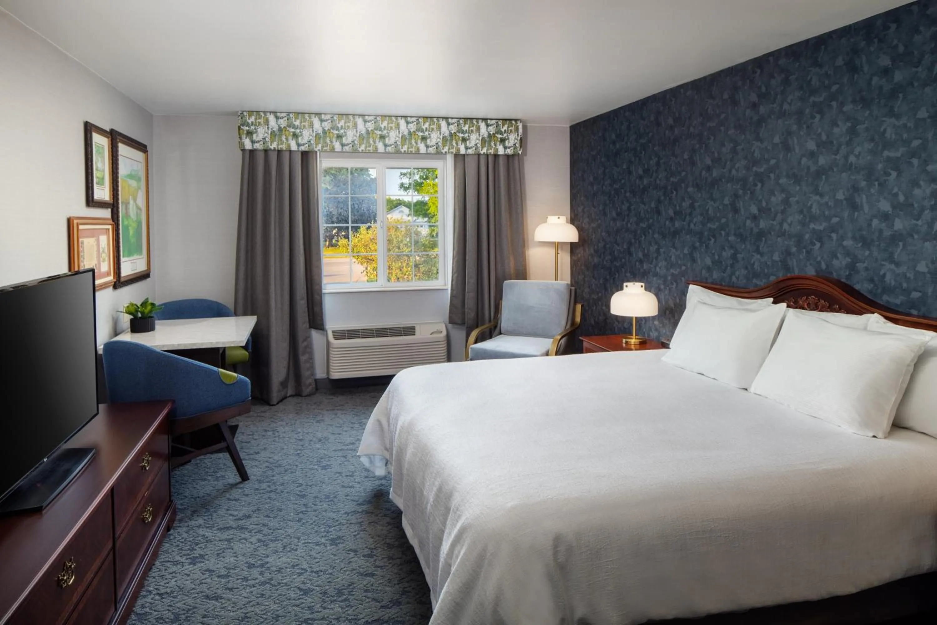 King Room in Irish Cottage Inn & Suites