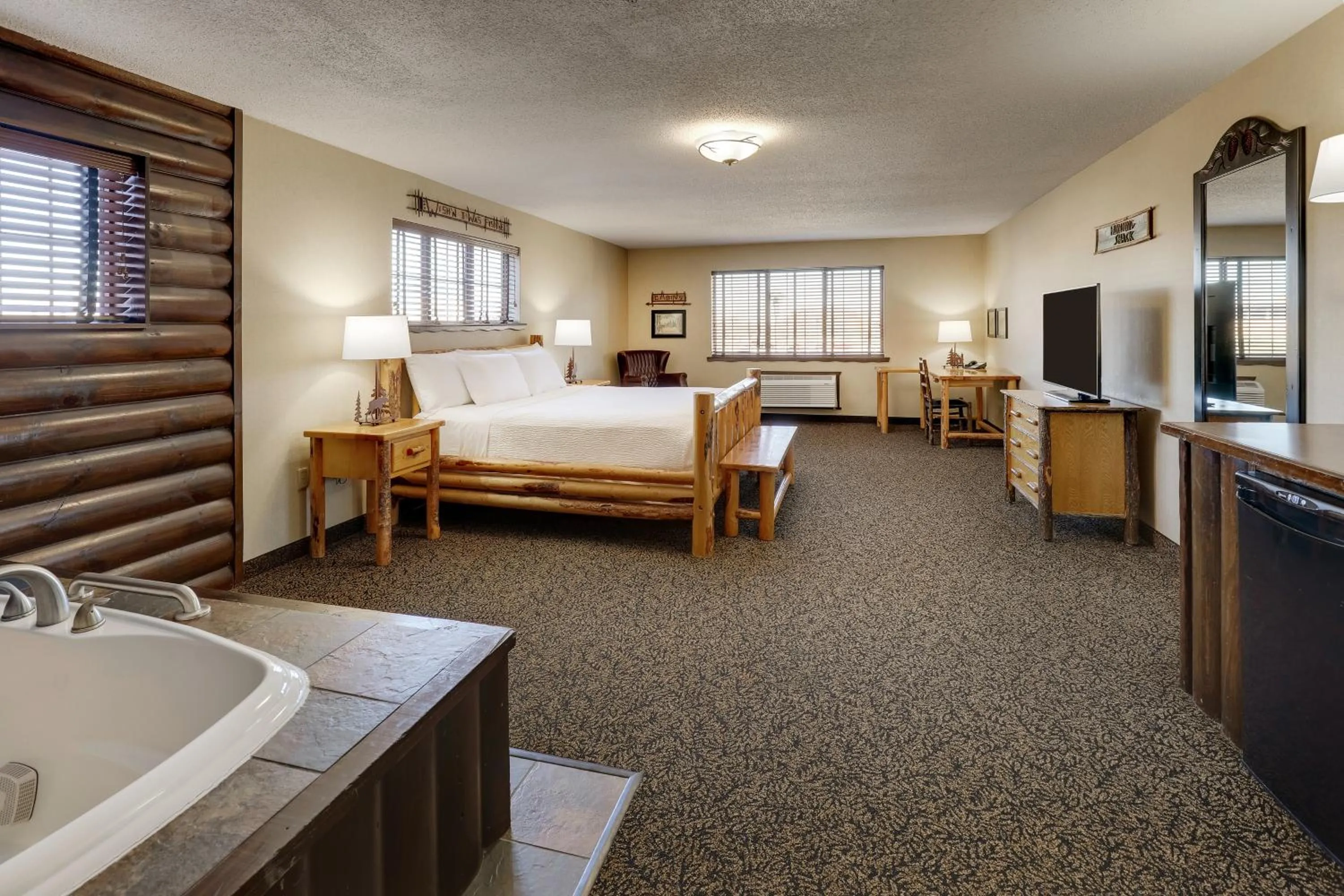 Suite with Hot Tub in Stoney Creek Hotel Quad Cities - Moline