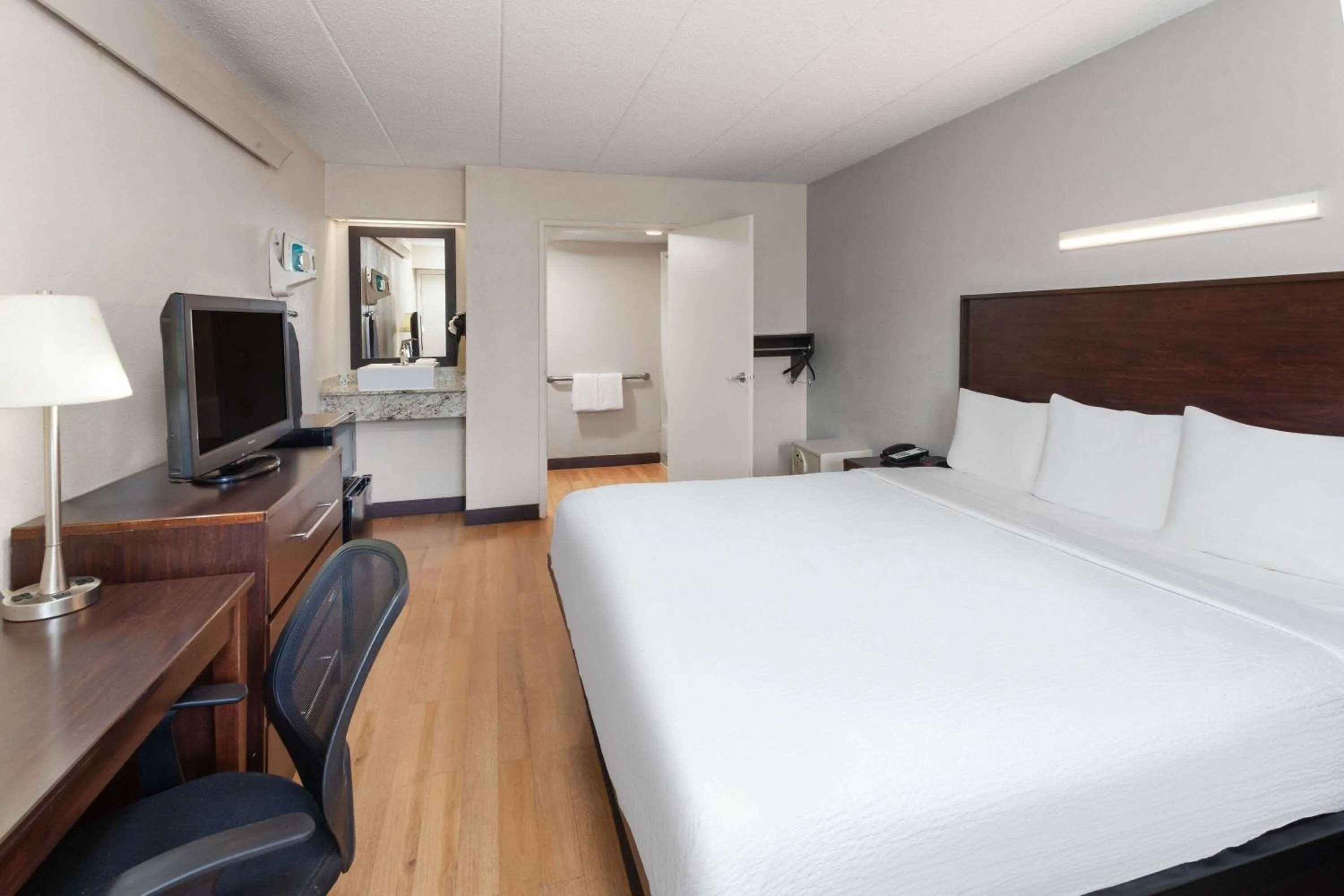 King Room with Mobility Access and Bathtub  with Grab Bars, Non-Smoking in Travelodge by Wyndham Peoria