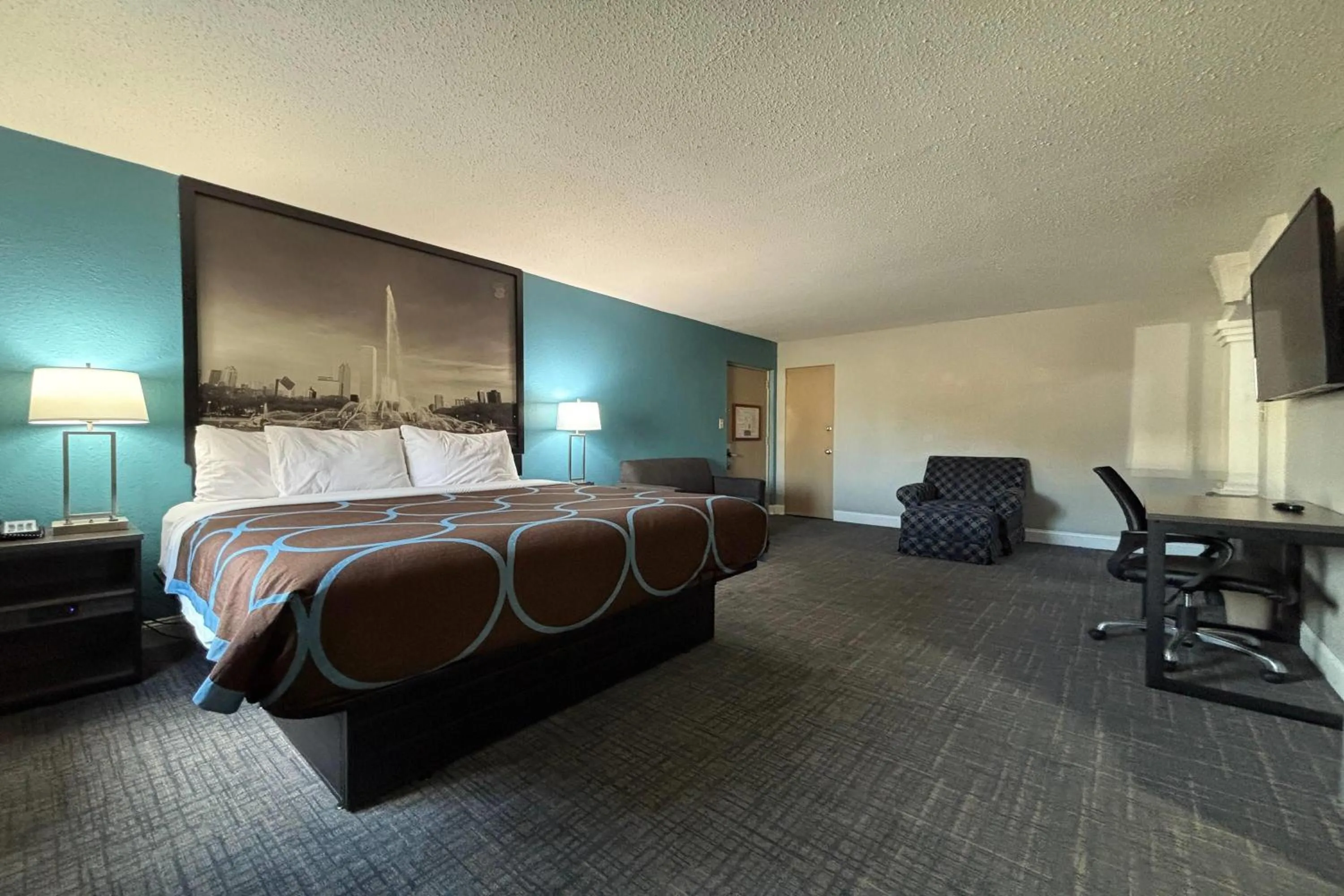 King Suite - Smoking in Super 8 by Wyndham Belleville St. Louis Area