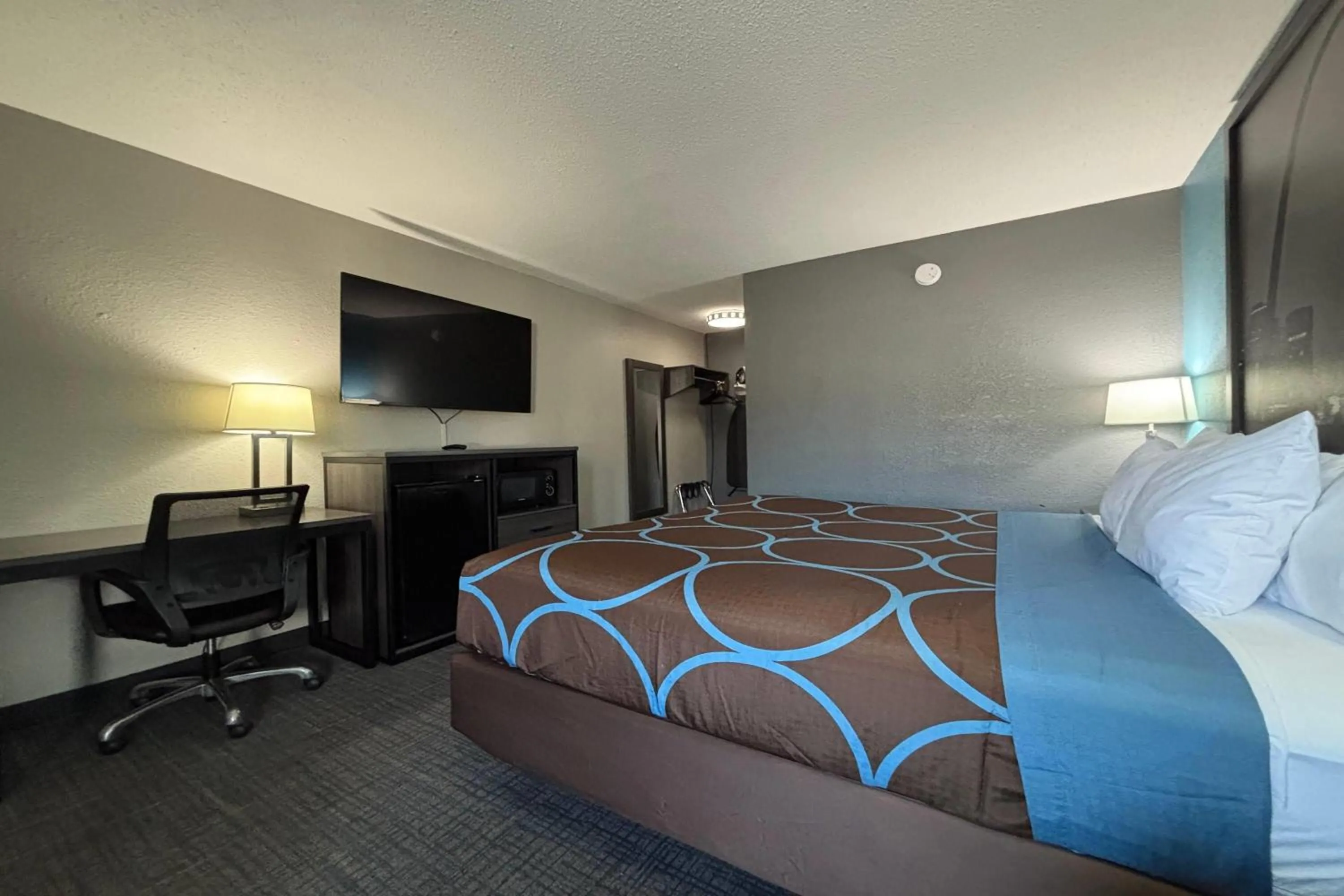 King Room - Non-Smoking in Super 8 by Wyndham Belleville St. Louis Area