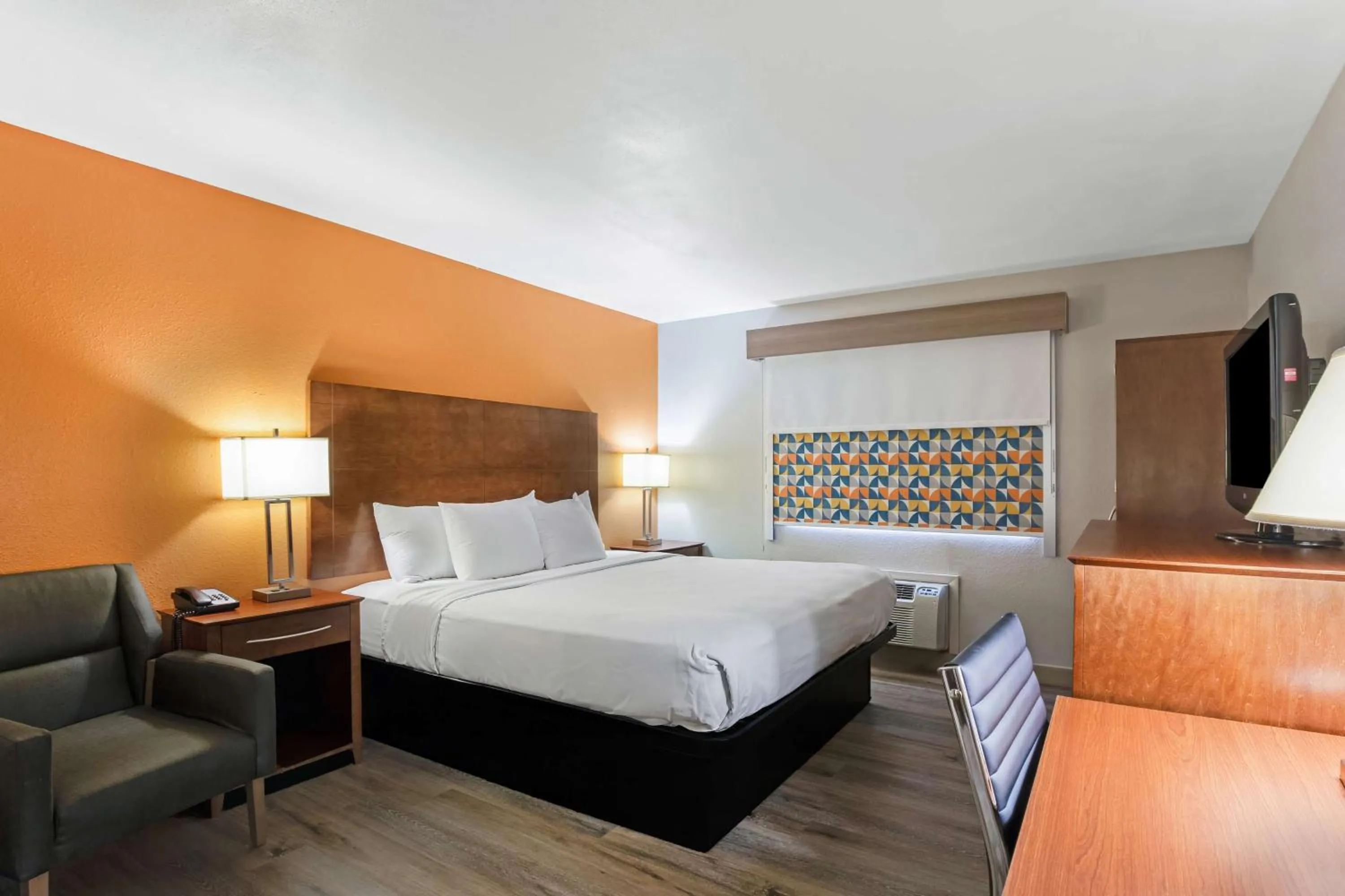 King Room with Walk-In Shower - Mobility Accessible in Best Western U.S. Inn