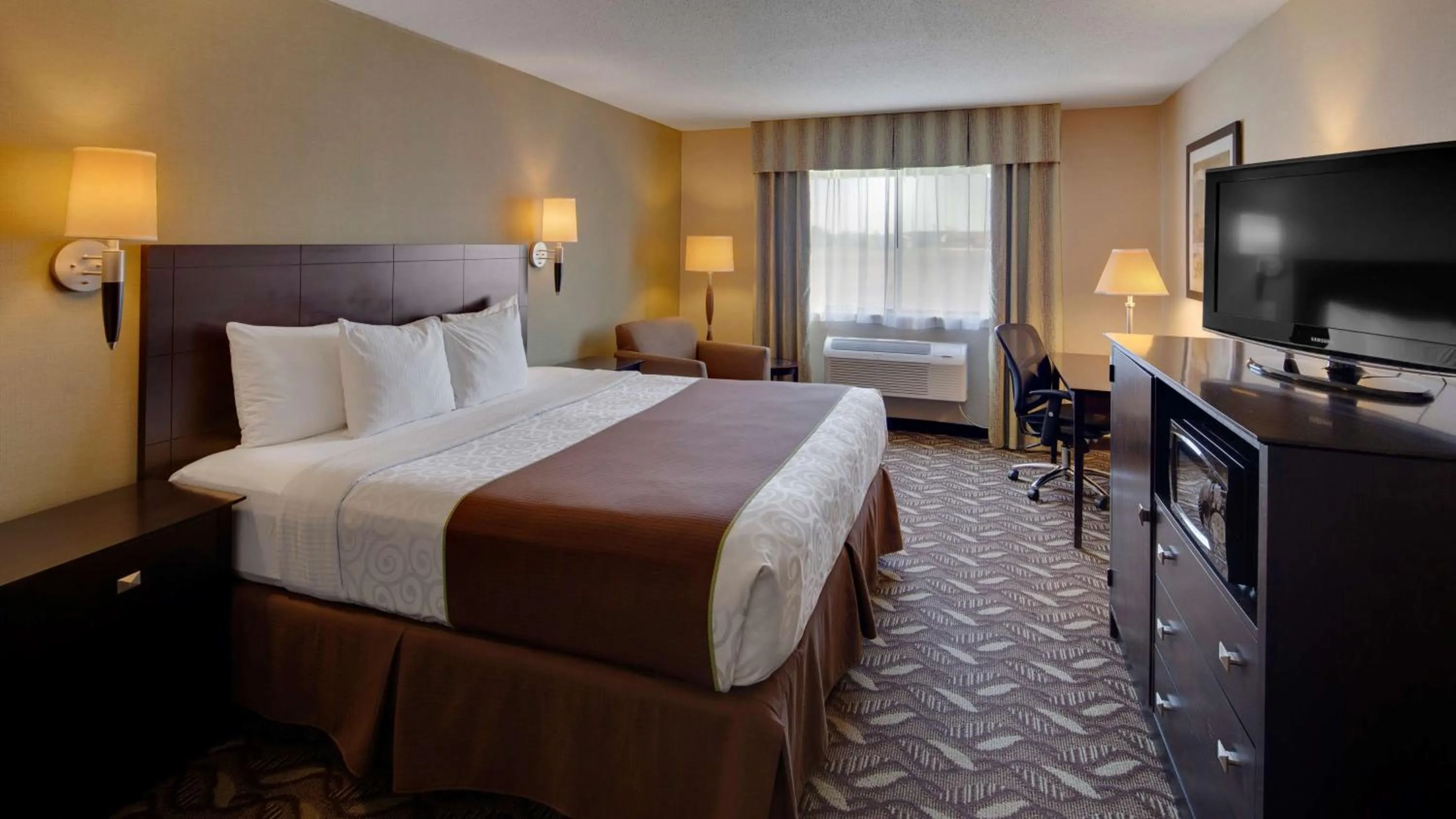 King Room - Disability Access in Best Western Pontiac Inn