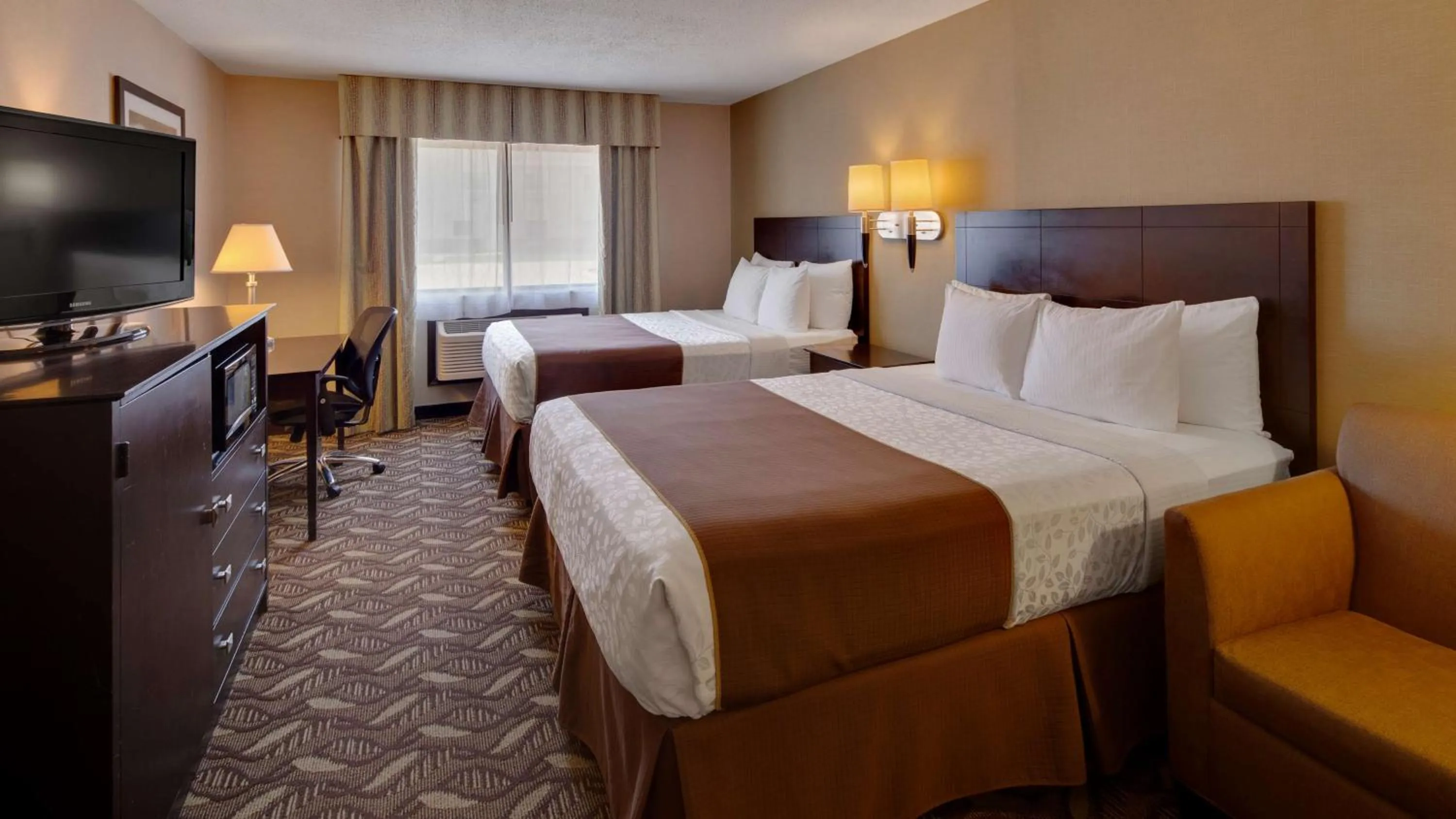 Queen Room with Two Queen Beds and Kitchenette in Best Western Pontiac Inn