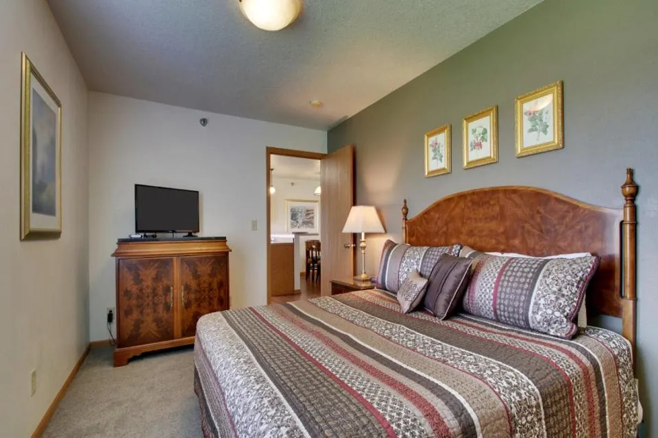 Two-Bedroom King Suite with Sofa Bed in Nauvoo Vacation Condos and Villas