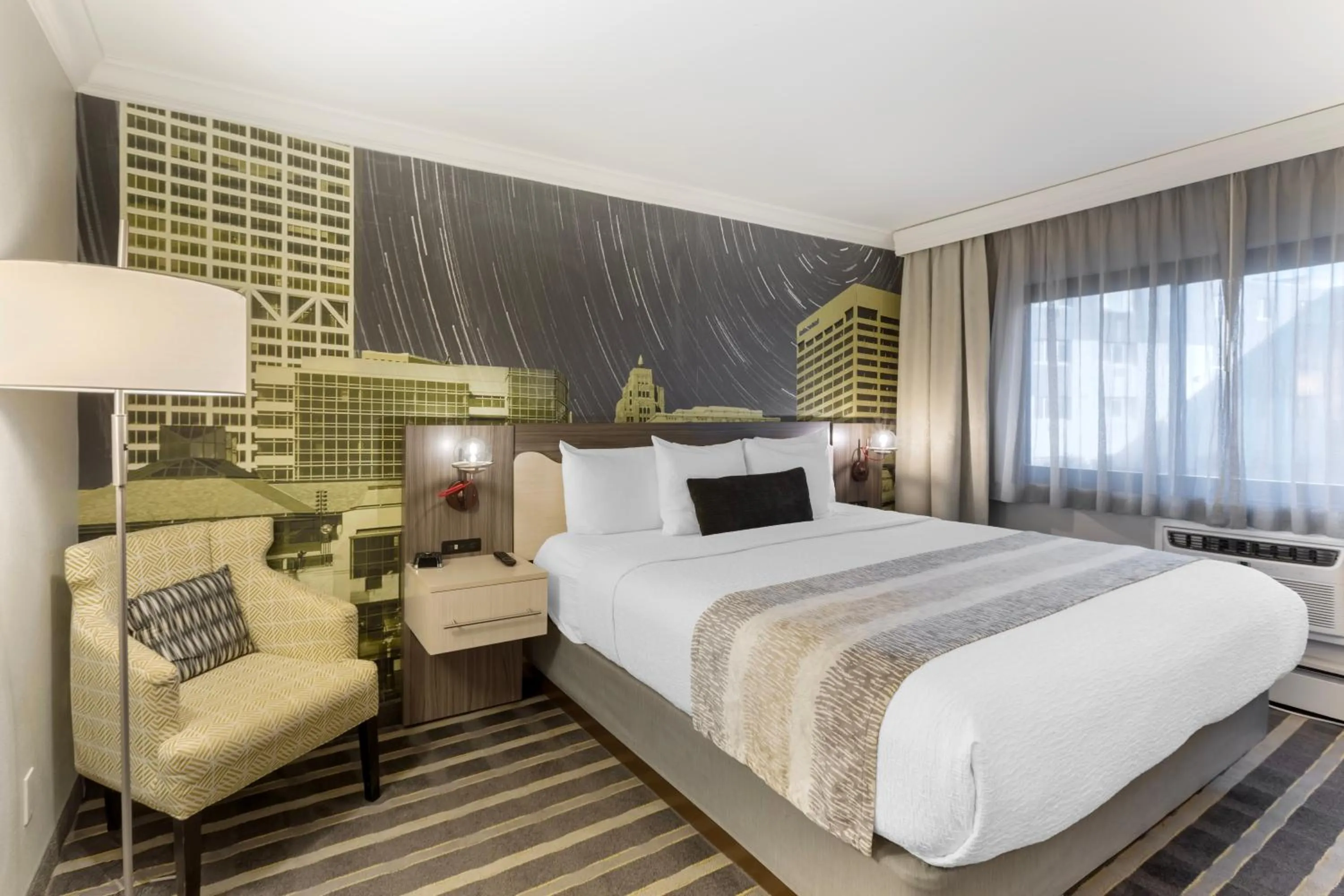 Queen Room with Roll-In Shower - Mobility Access in Best Western Plus Milwaukee West