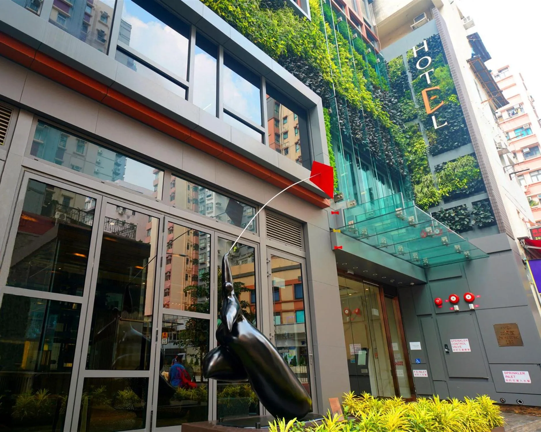 Facade/entrance in E Hotel