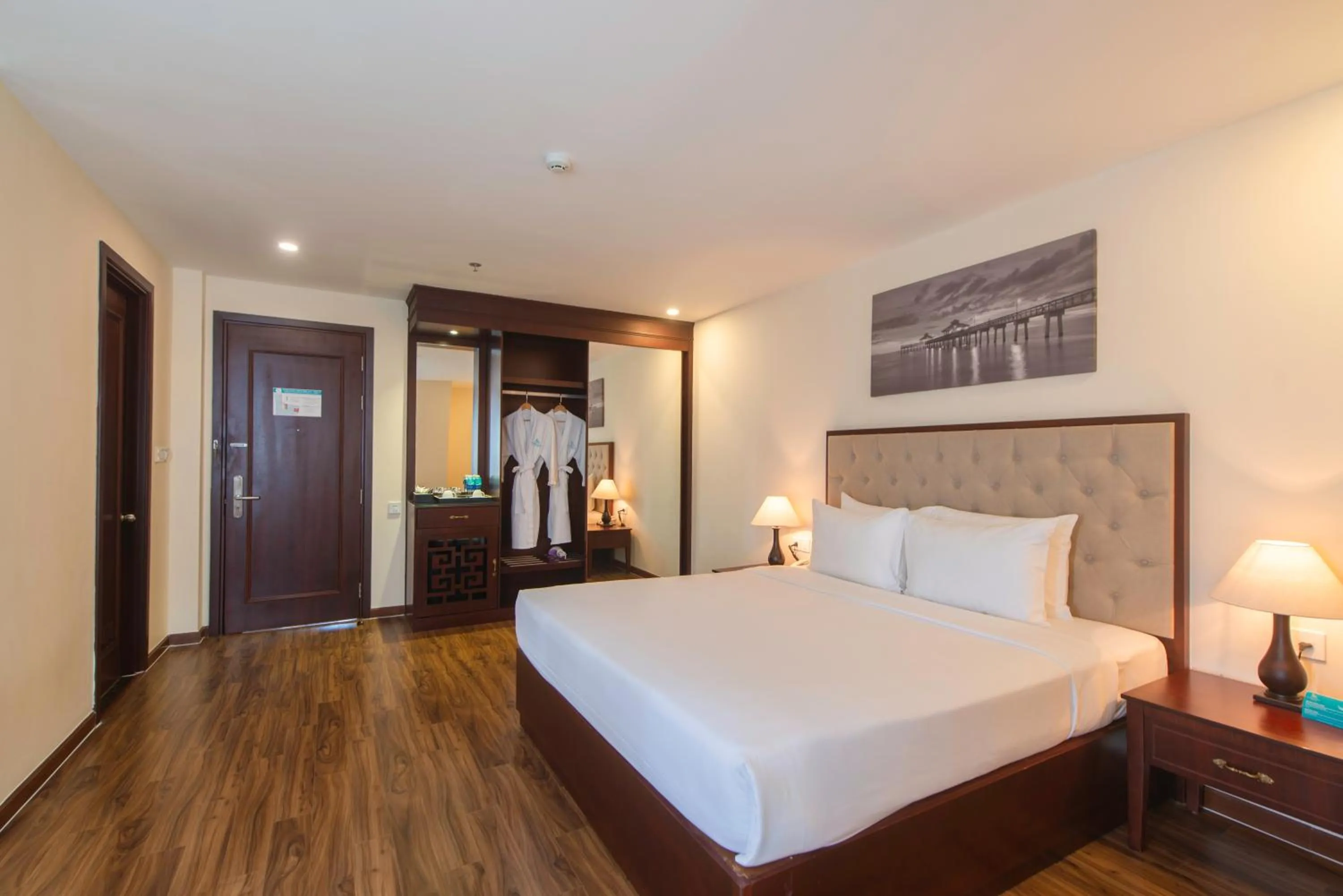 Senior Partial Sea View With Bathtub in Florida Hotel