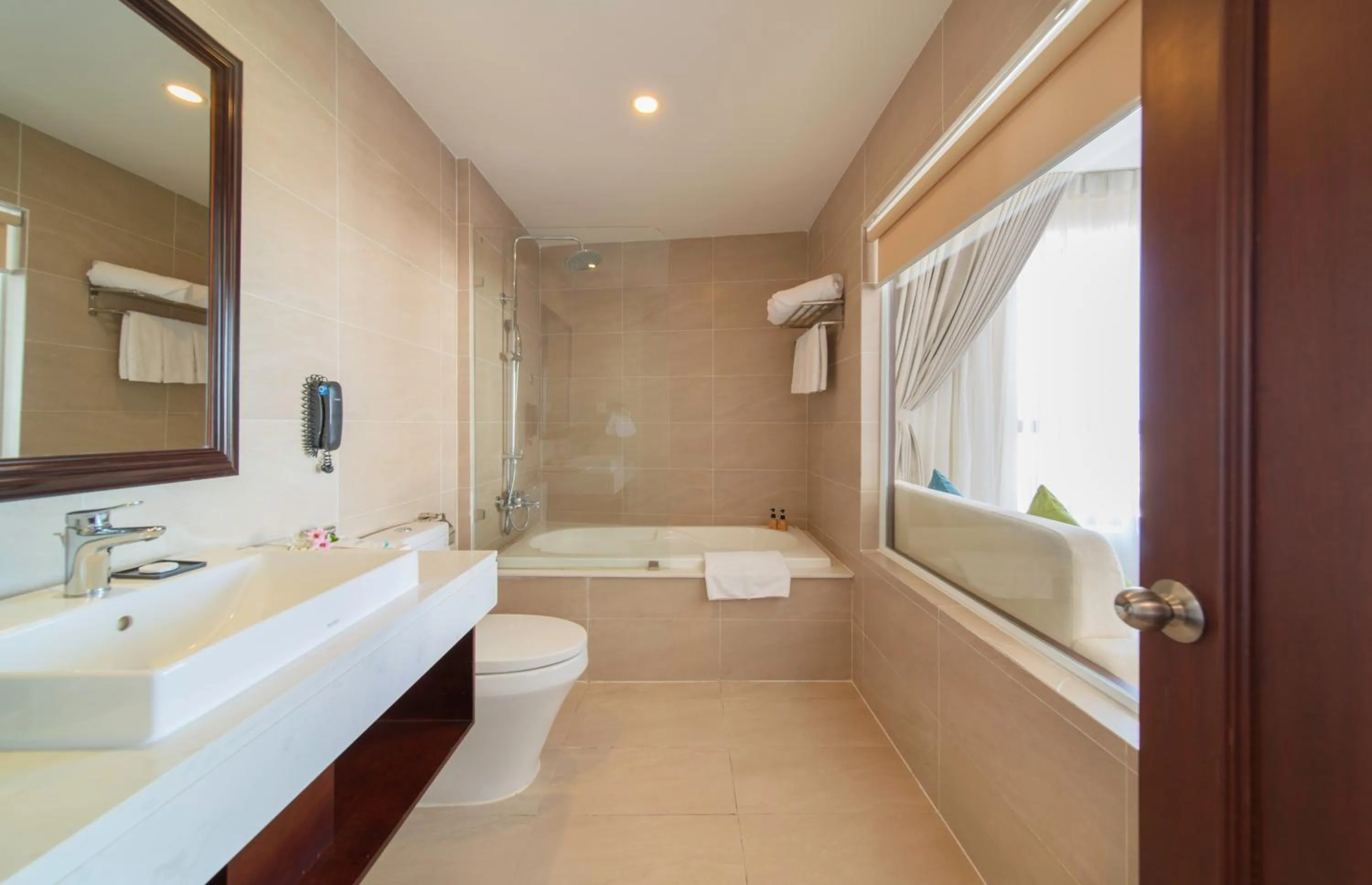 Senior Triple with Partial Sea View & Bathtub in Florida Hotel