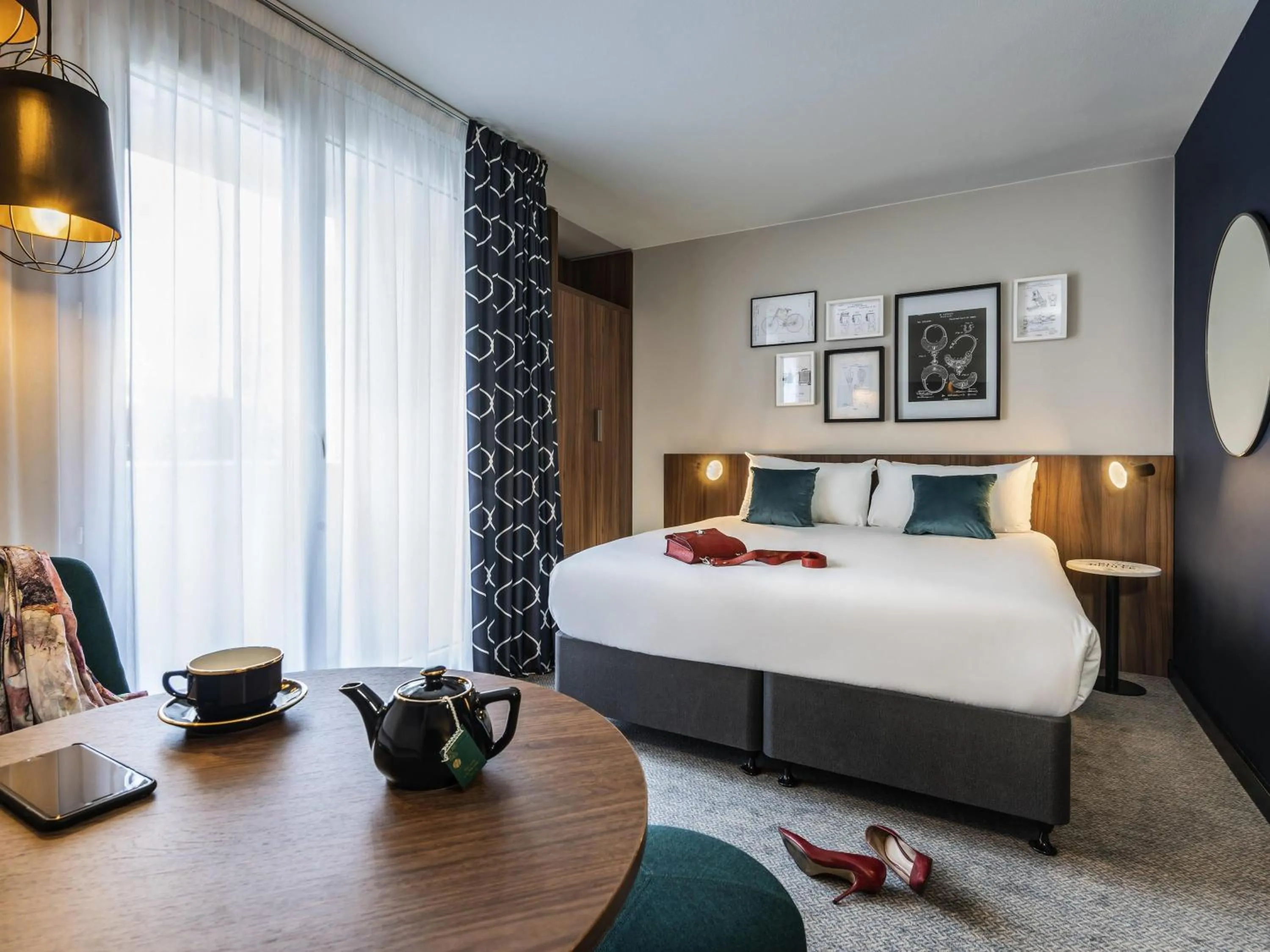 Privilege room queen-size double bed and 1 sofa bed for 1 person in Mercure Paris Montparnasse Pasteur