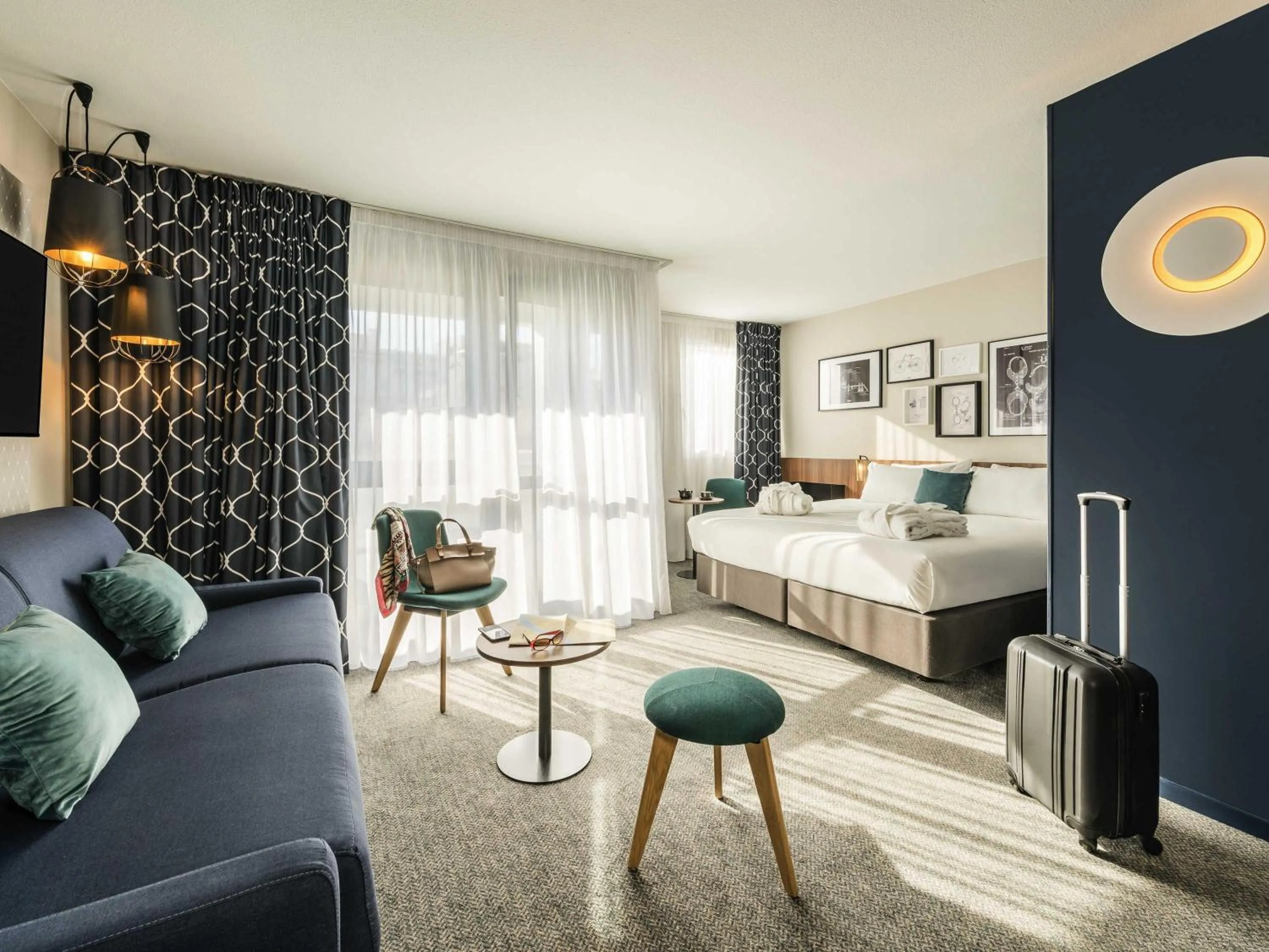 Superior Queen Room with Sofa in Mercure Paris Montparnasse Pasteur