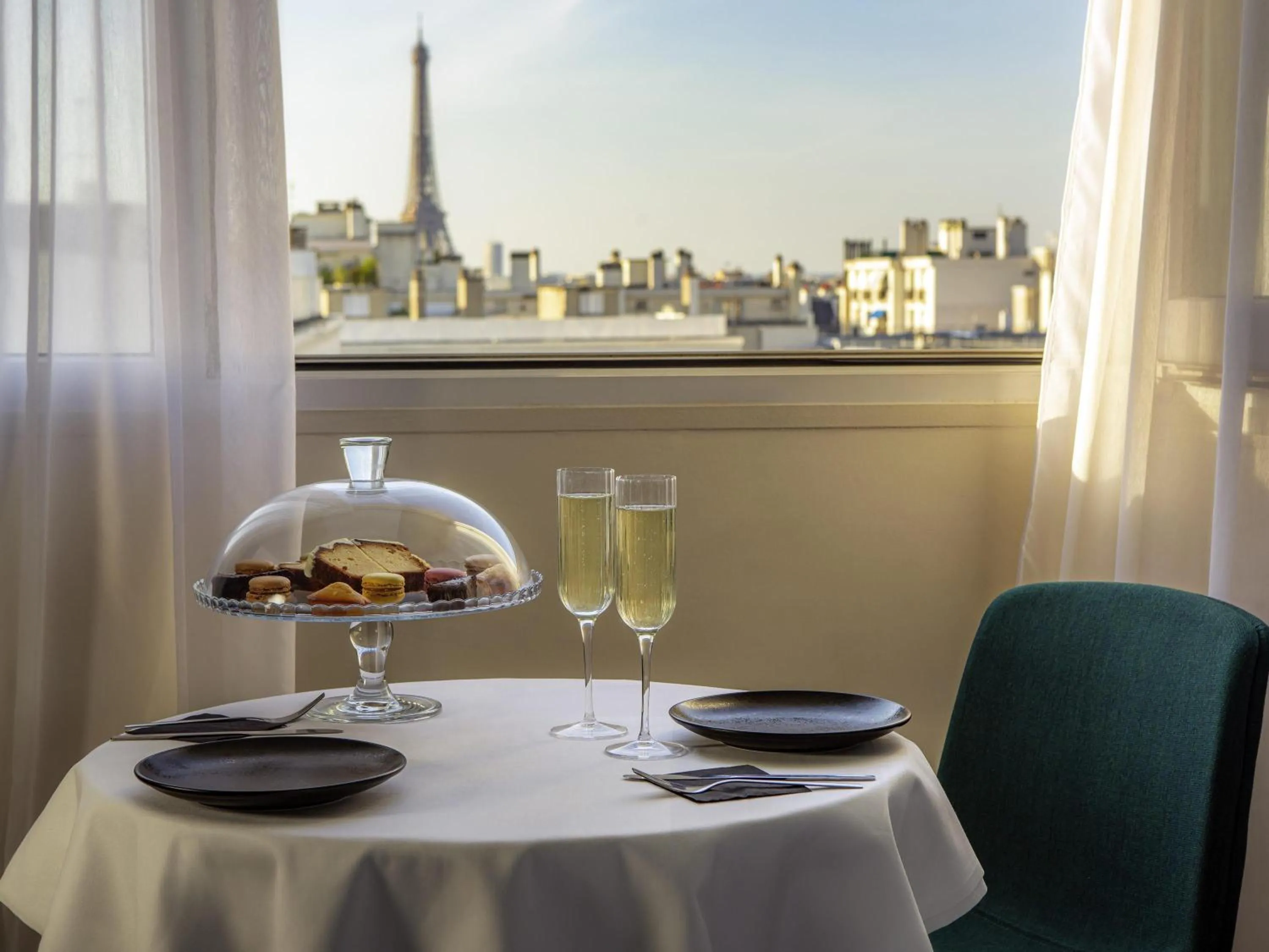 JUNIOR Suite, EIFFEL TOWER View, One DBL KING-SIZ E Bed AND Sofa Bed FOR Two PPL in Mercure Paris Montparnasse Pasteur