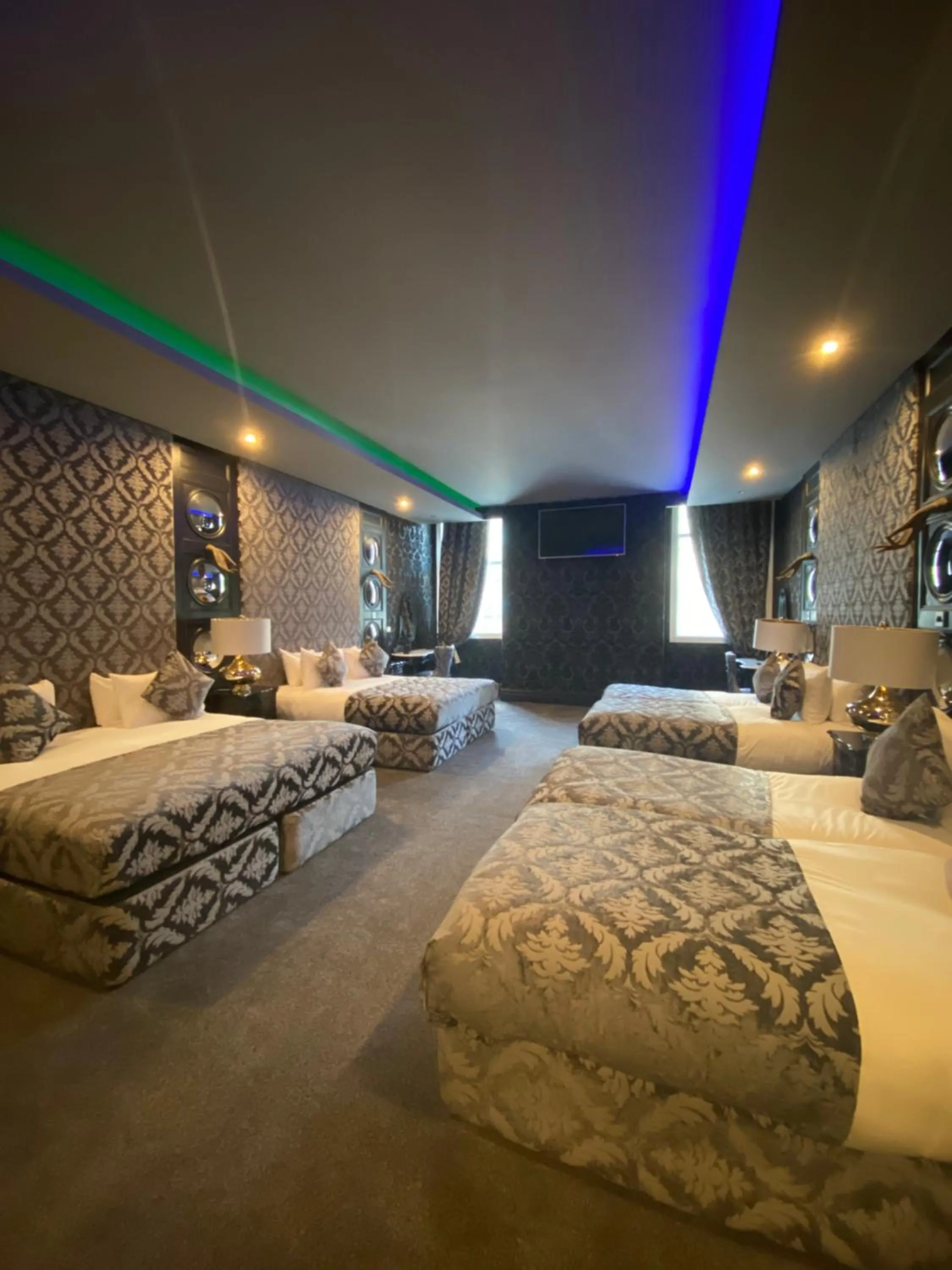 Luxury Suite - Sleeps 8 in The Dixie Dean Hotel