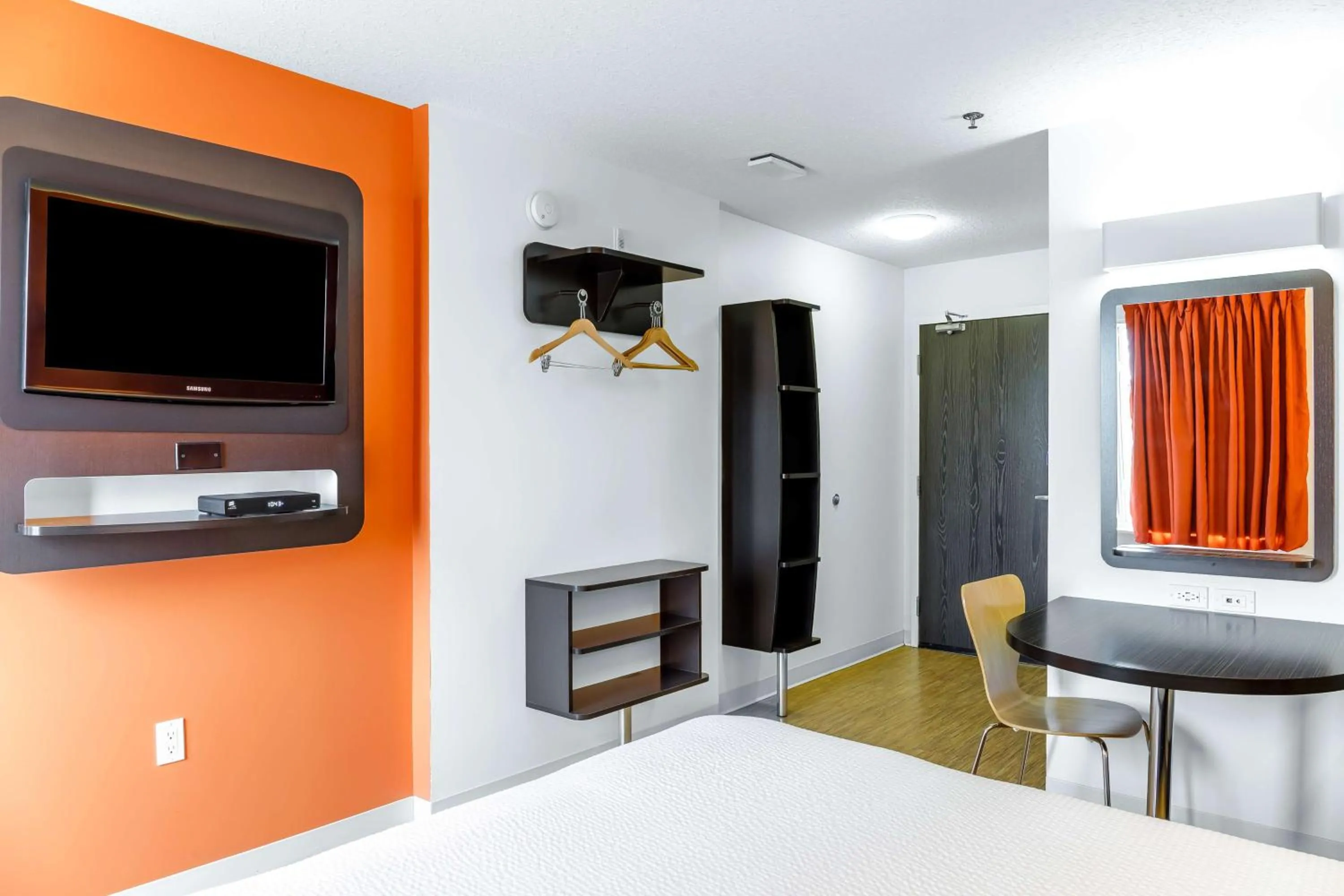 Queen Room - Non-Smoking in Motel 6-Swift Current, SK