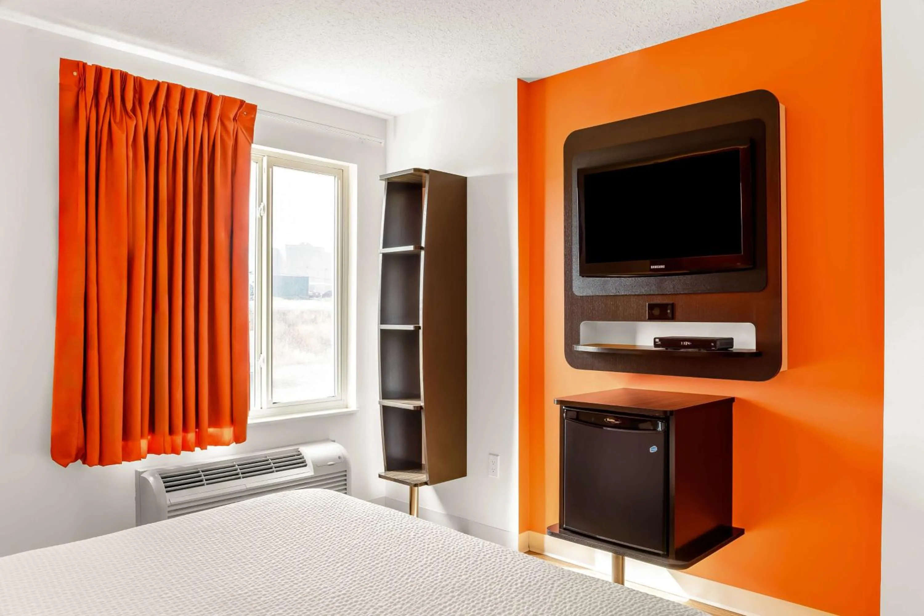 Queen Room - Disability Access - Non-Smoking in Motel 6-Swift Current, SK