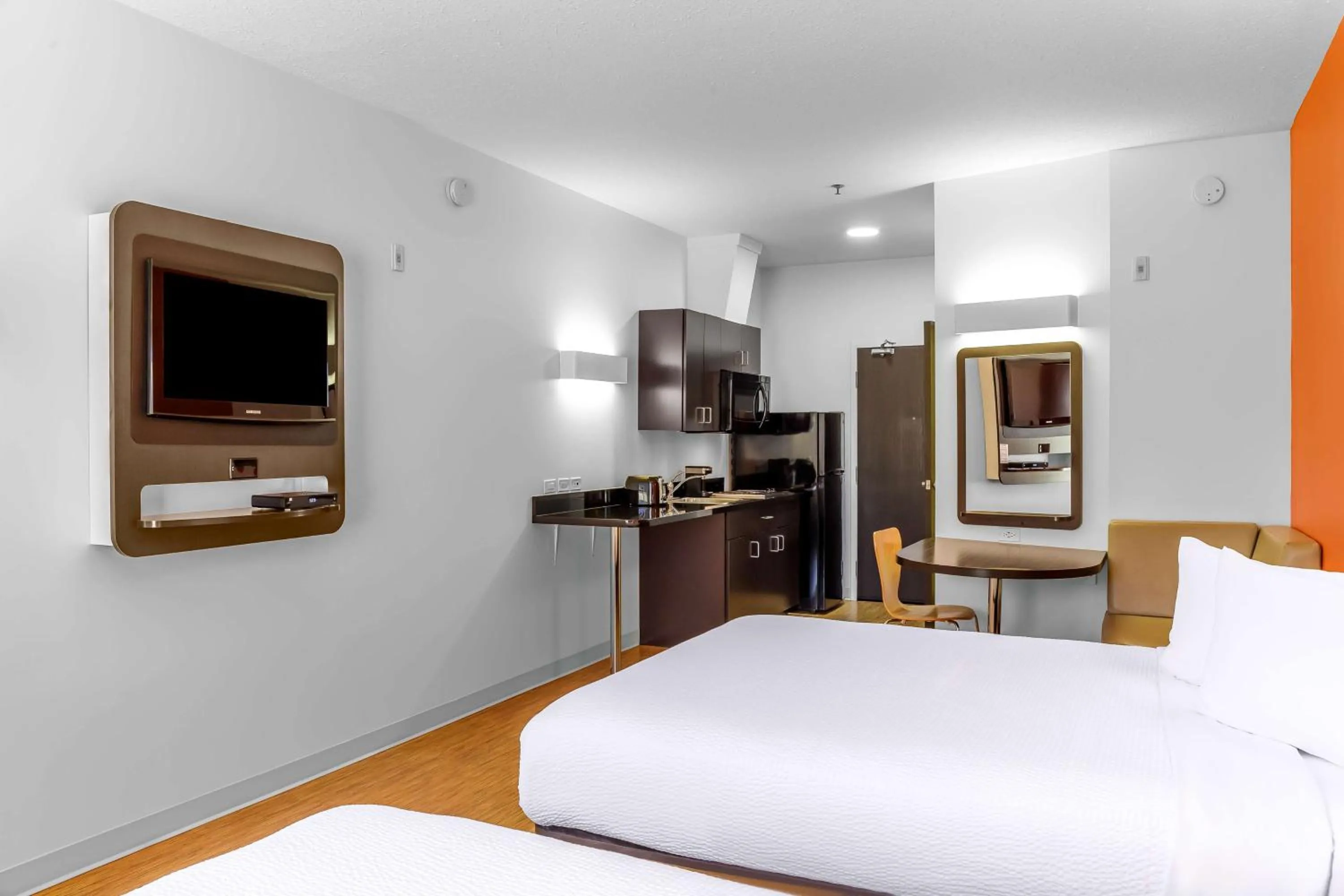 Deluxe Queen Suite - Non-Smoking in Motel 6-Swift Current, SK