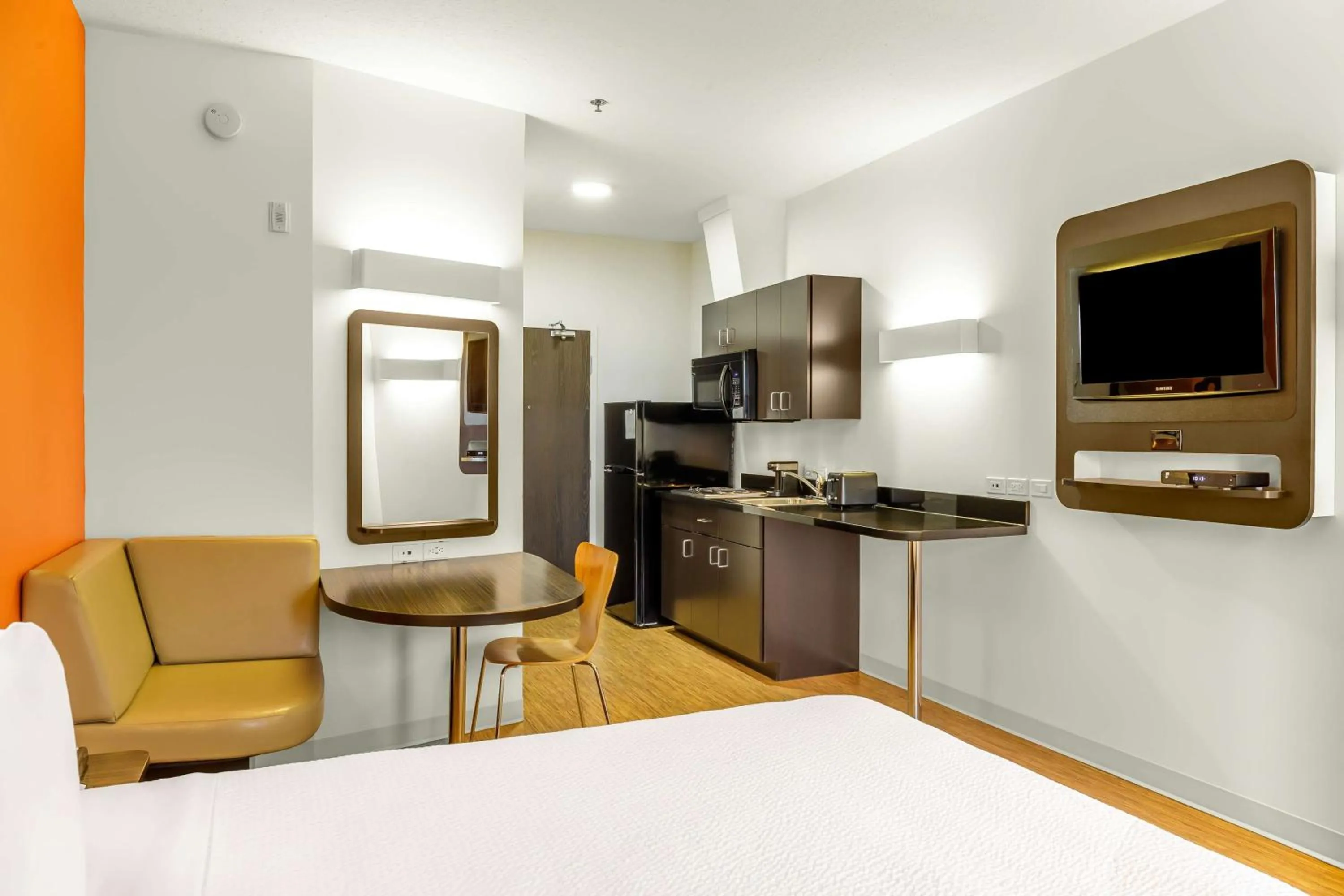 Queen Suite - Non-Smoking in Motel 6-Swift Current, SK