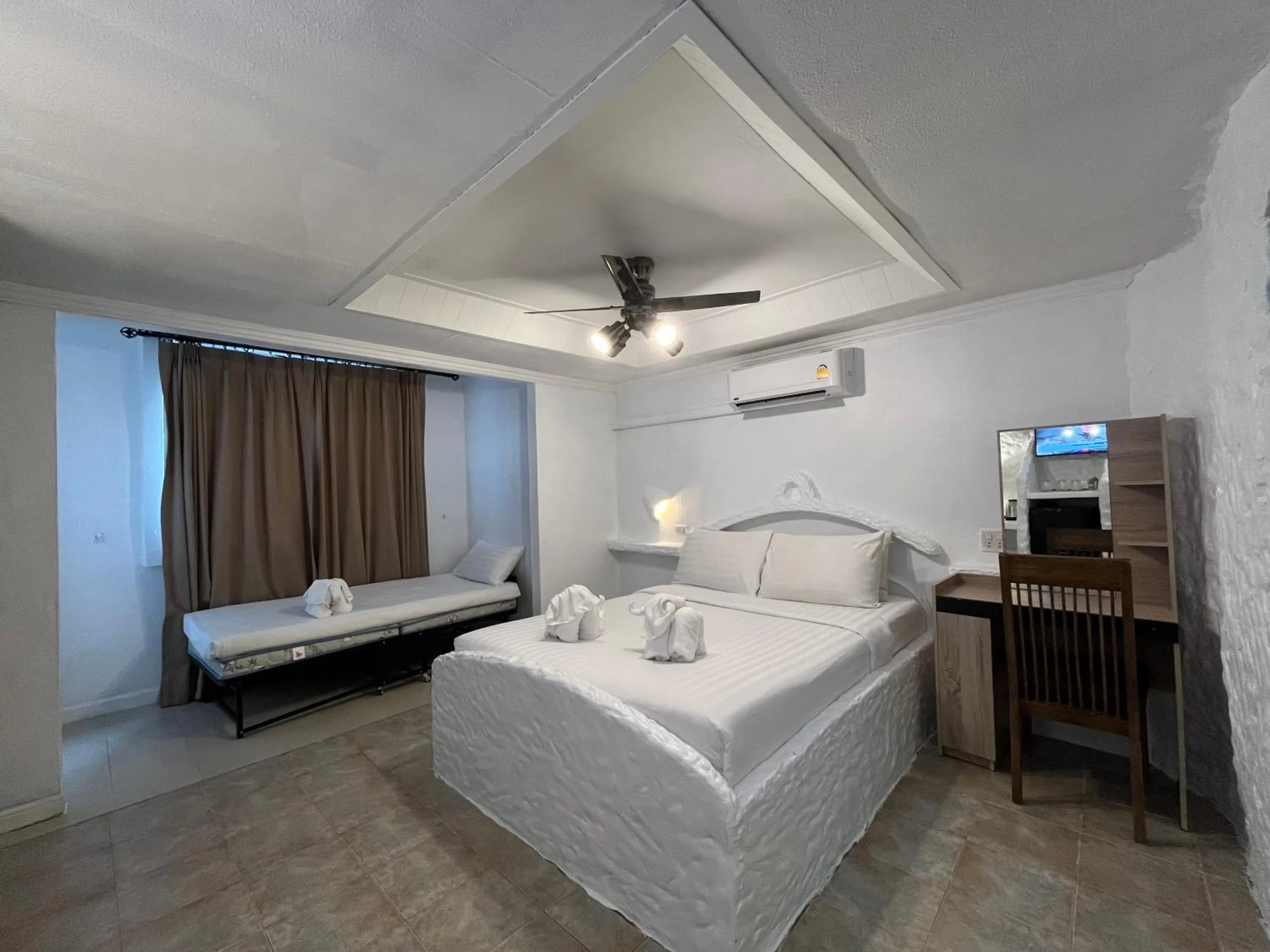 Double Room with Extra Bed in Big Boys' Bed & Burger - Patong Beach