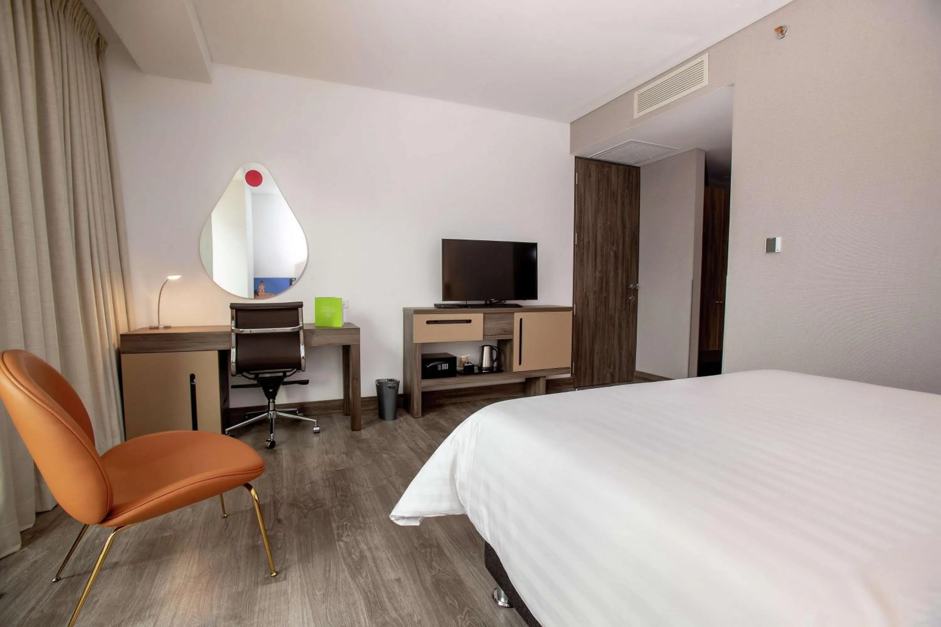 Queen Room with Roll-In Shower - Mobility Accessible/Non-Smoking in Hampton By Hilton Lima San Isidro