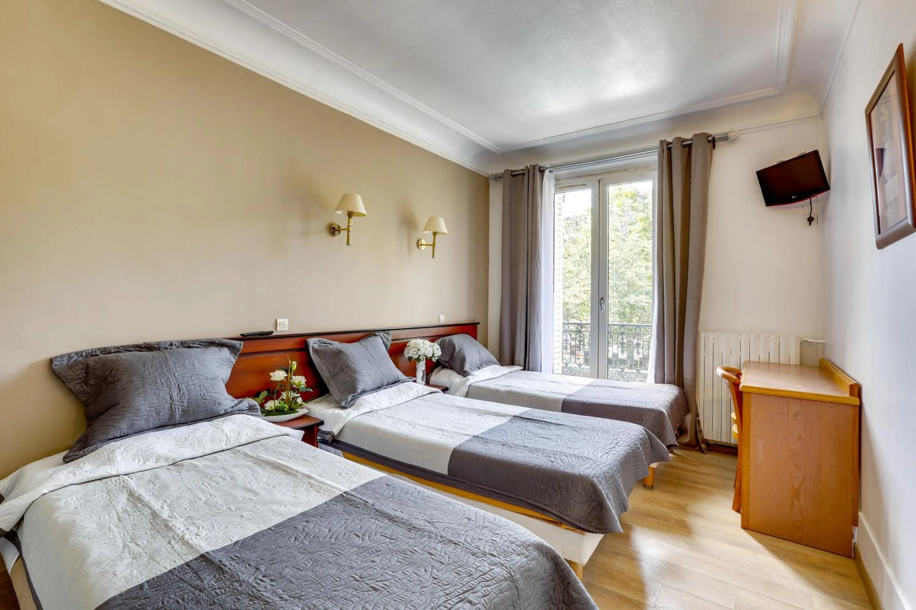 Triple Room in Hôtel du Square d'Anvers