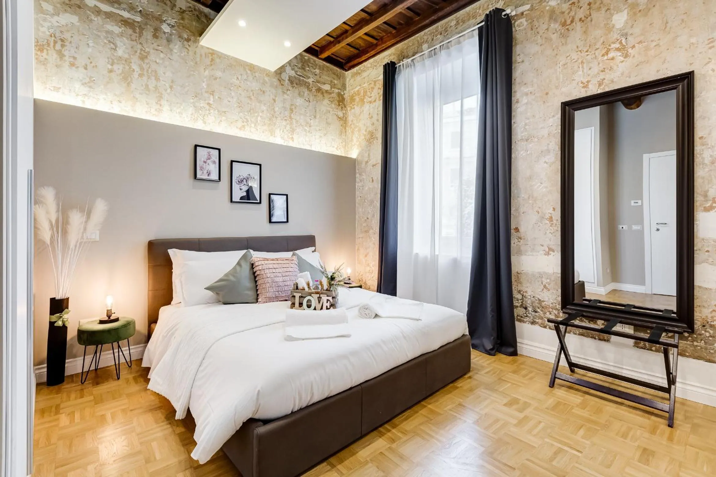 Large Double Room in Tankara Suite