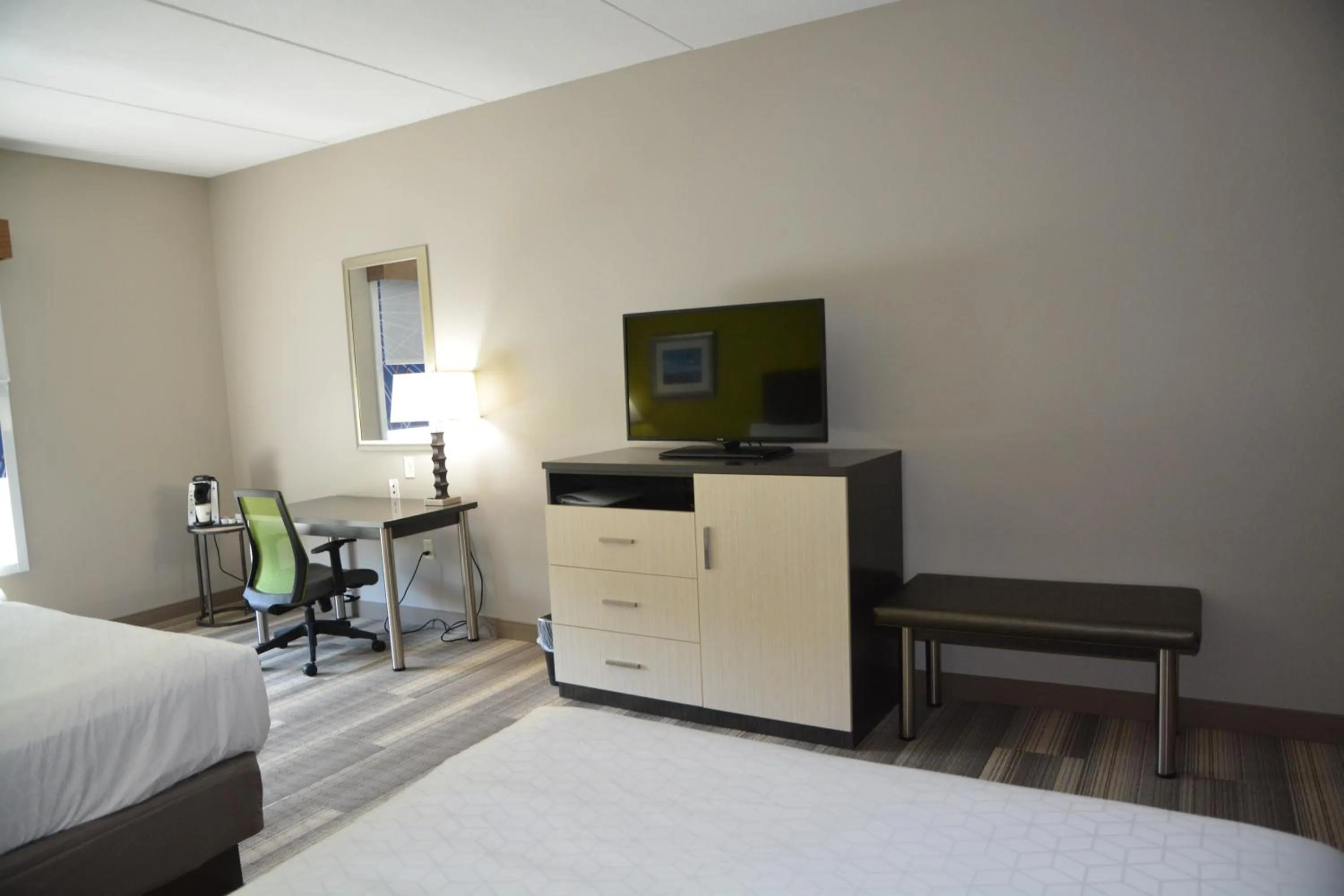 Standard Queen Room with Two Queen Beds and Mobility Accessible Tub in Holiday Inn Express & Suites Caryville by IHG