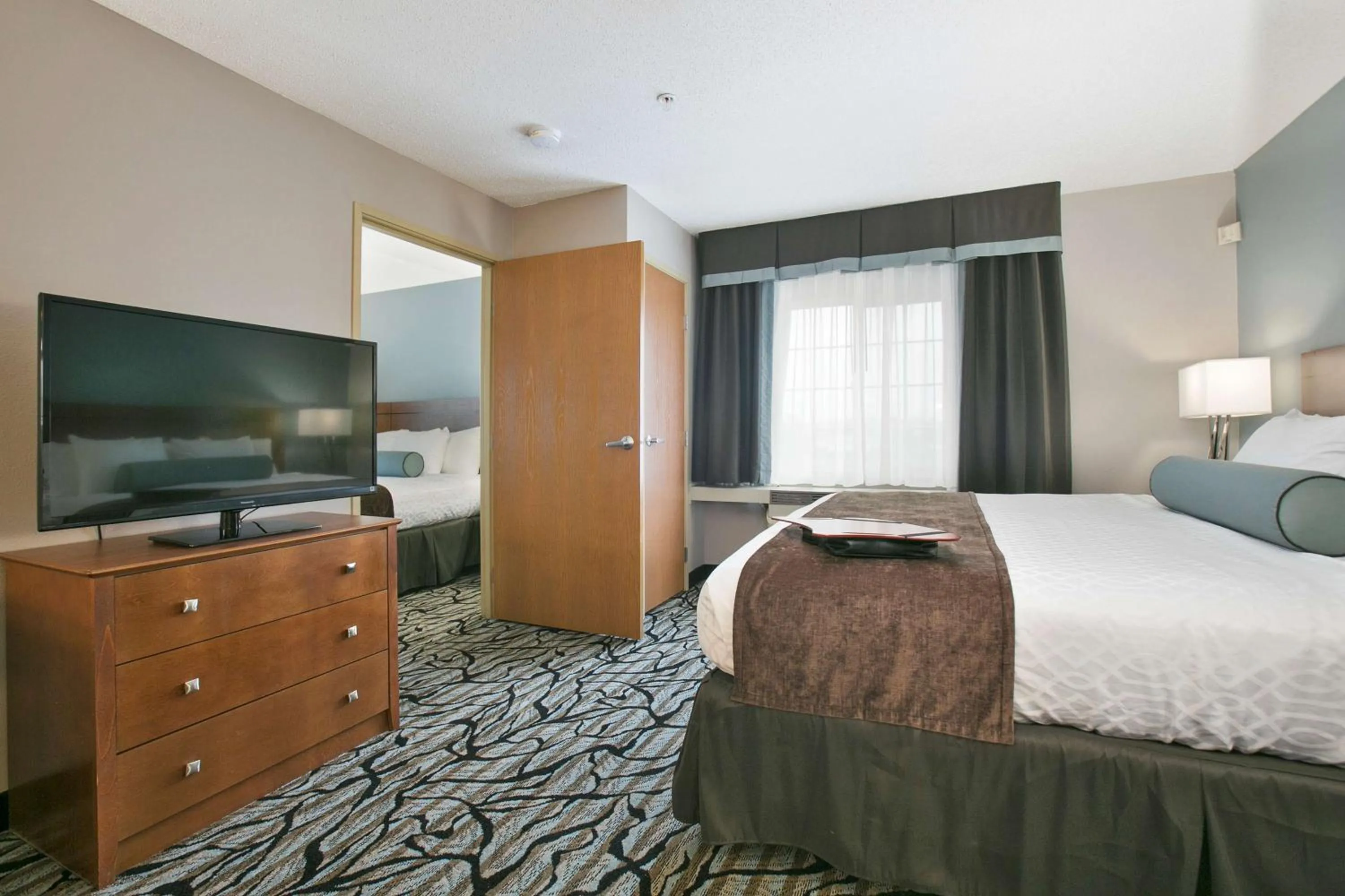 King Suite with Bath Tub and Sofa Bed - Mobility Accessible/Non-Smoking in Best Western Plus Blaine at the National Sports Center