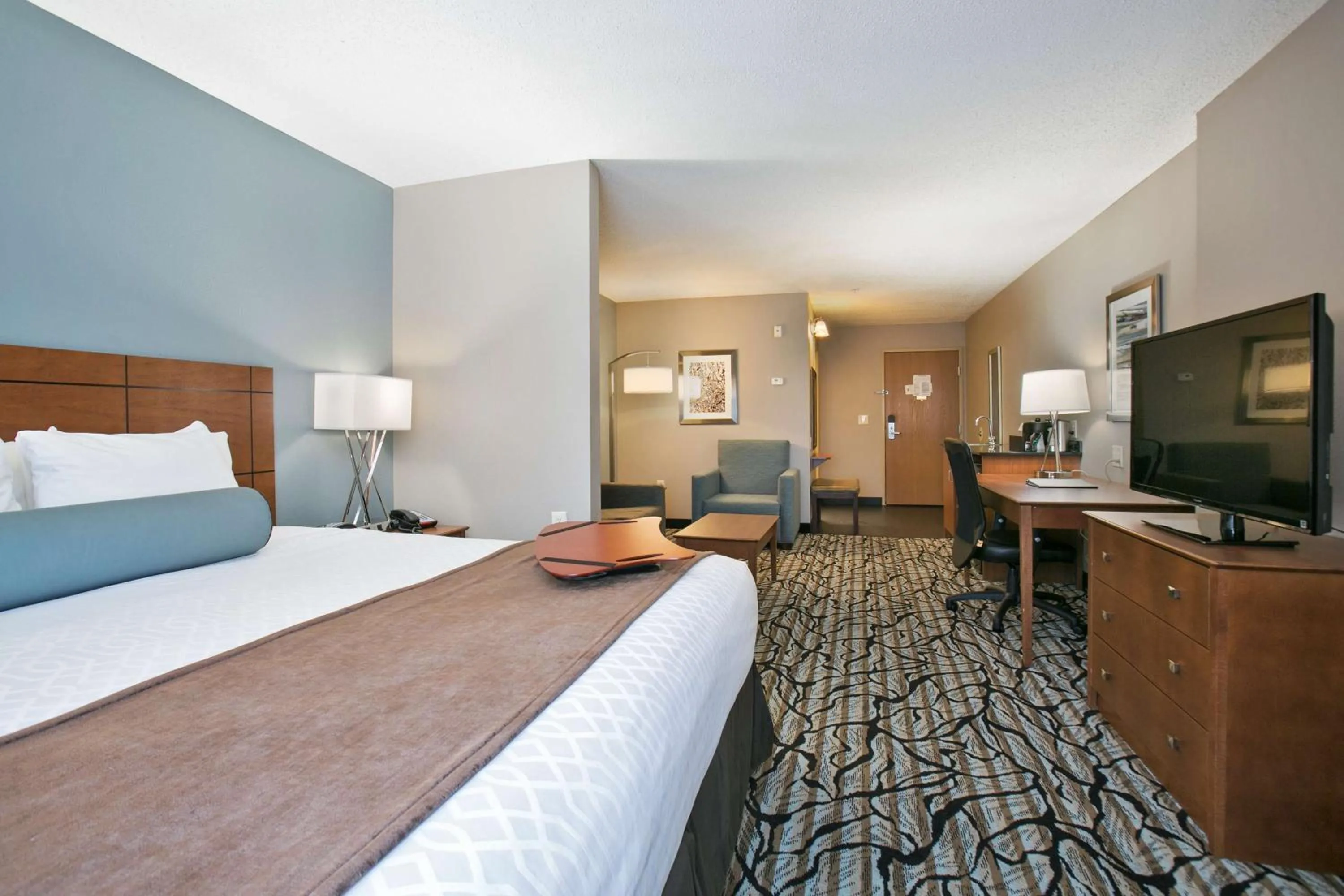 King Suite with Bath Tub and Sofa Bed - Disability/Non-Smoking in Best Western Plus Blaine at the National Sports Center