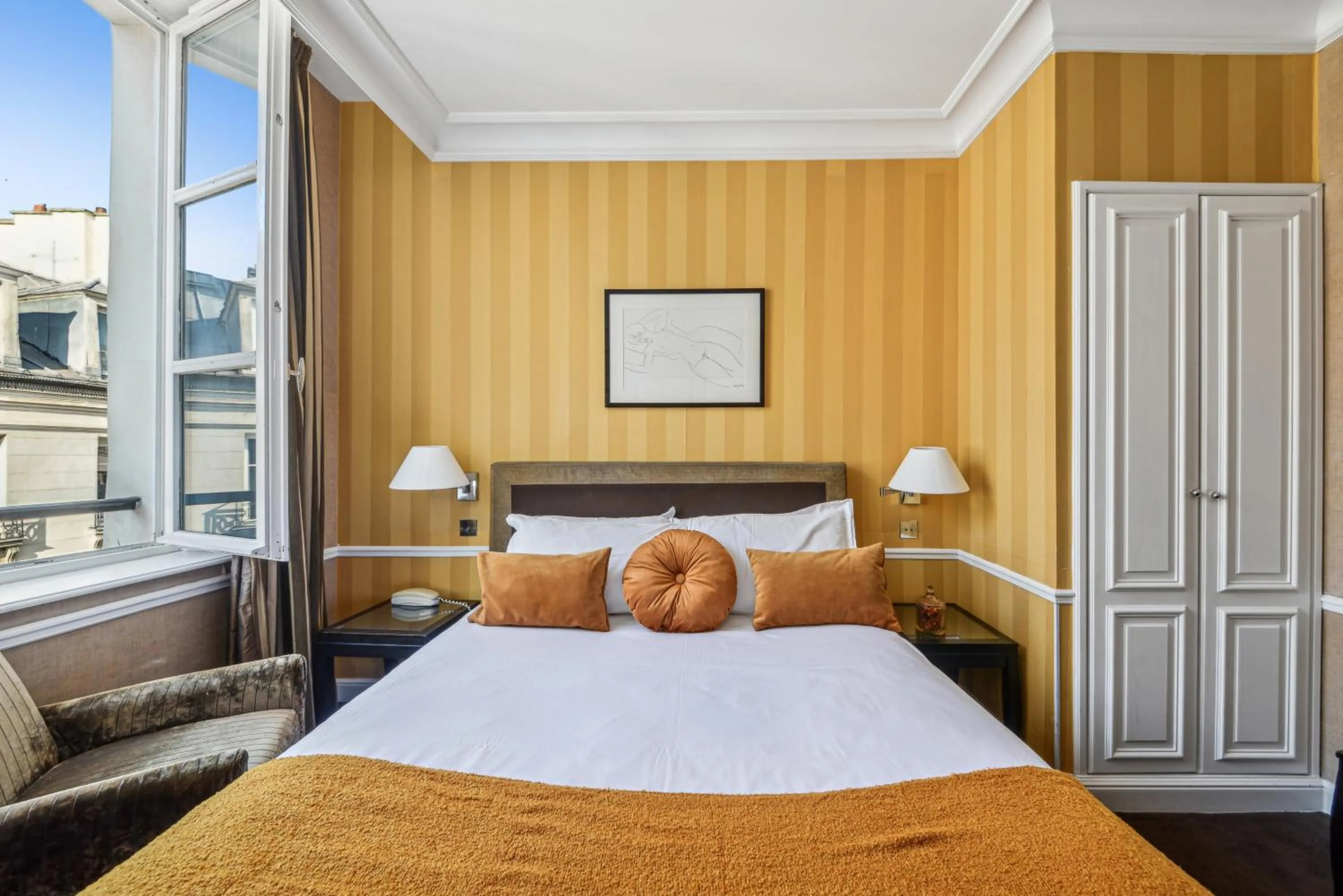 Superior Double Room in Victoires Opera