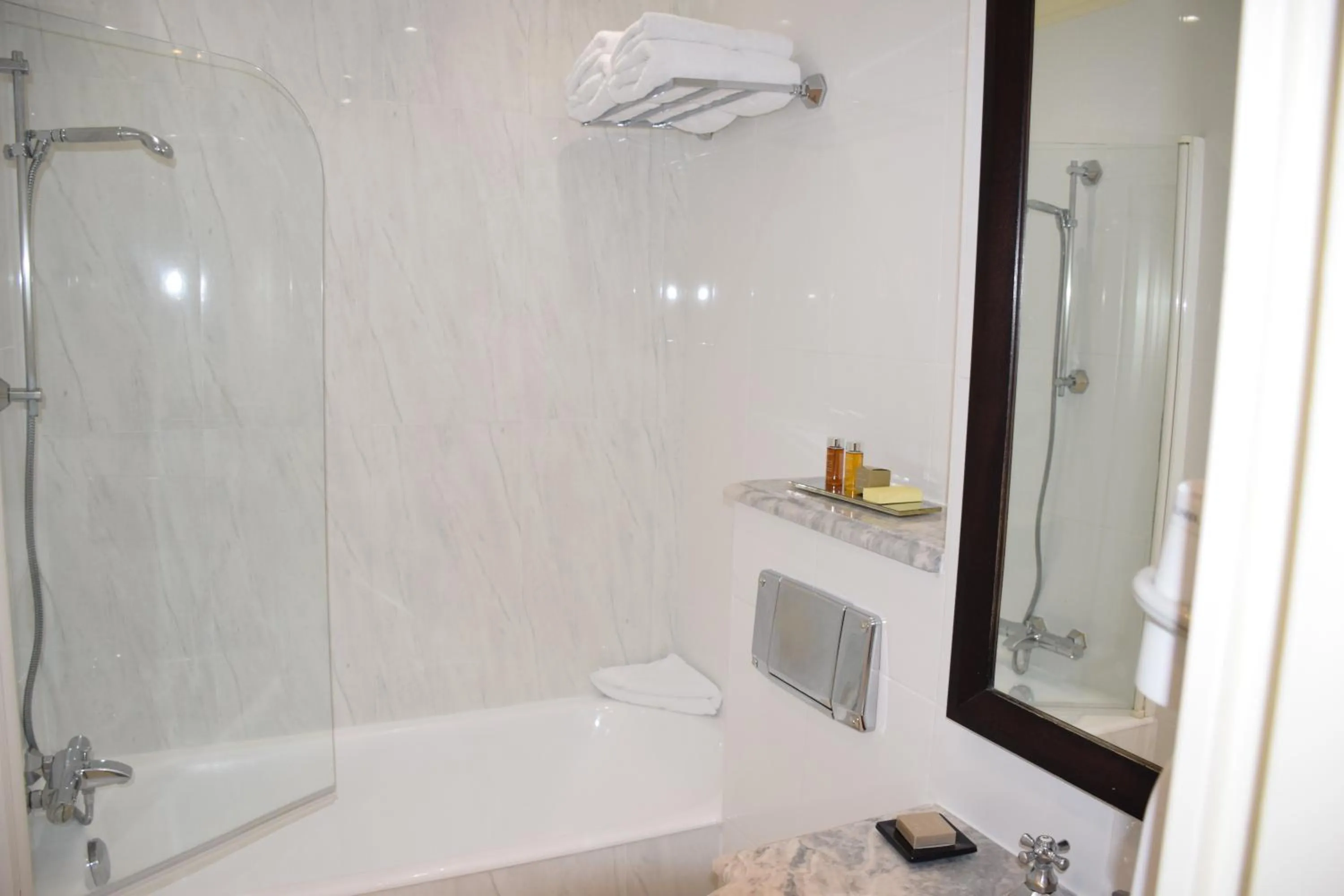 Two Connecting Double Rooms (5 people) in Victoires Opera