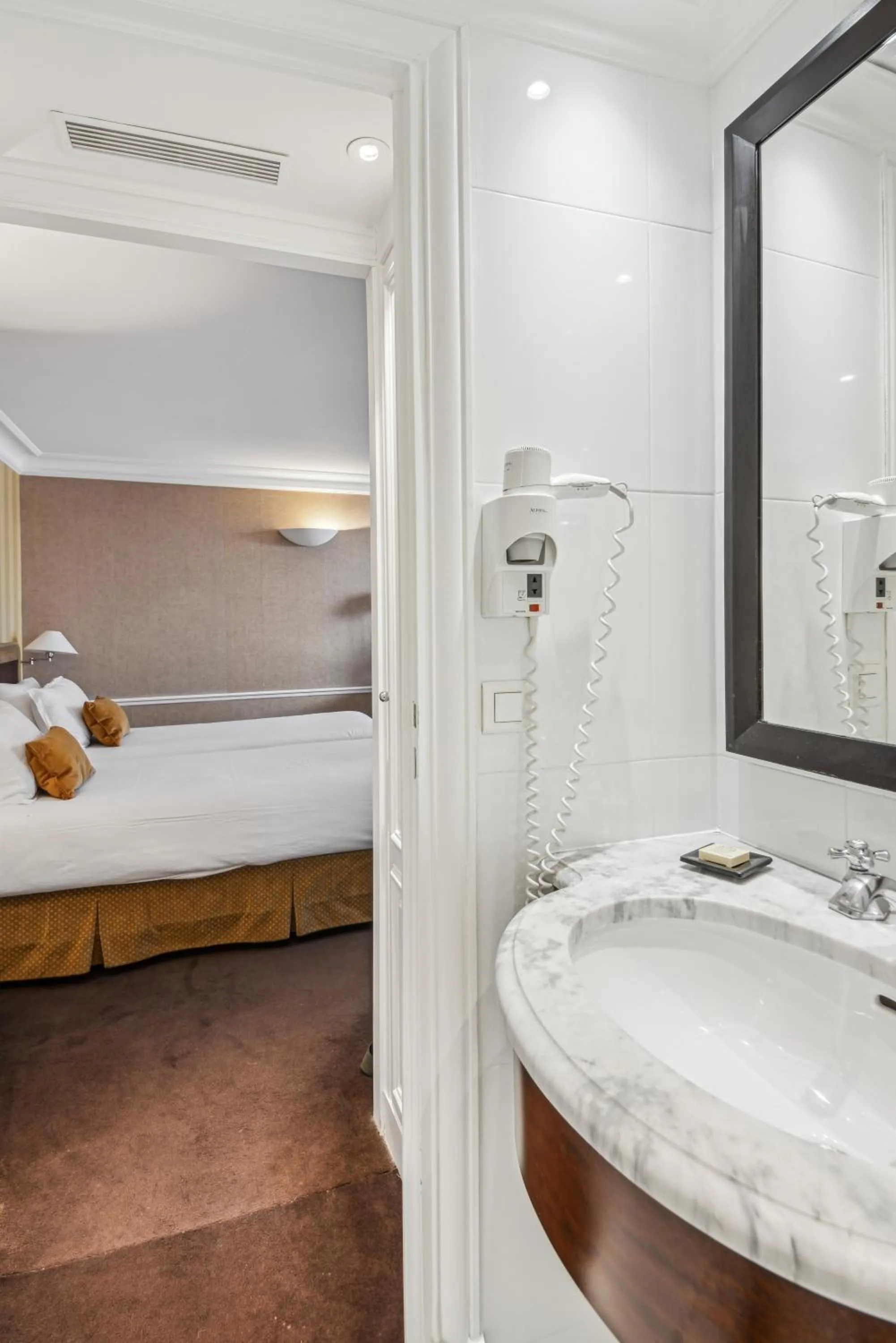 Deluxe Twin Room in Victoires Opera