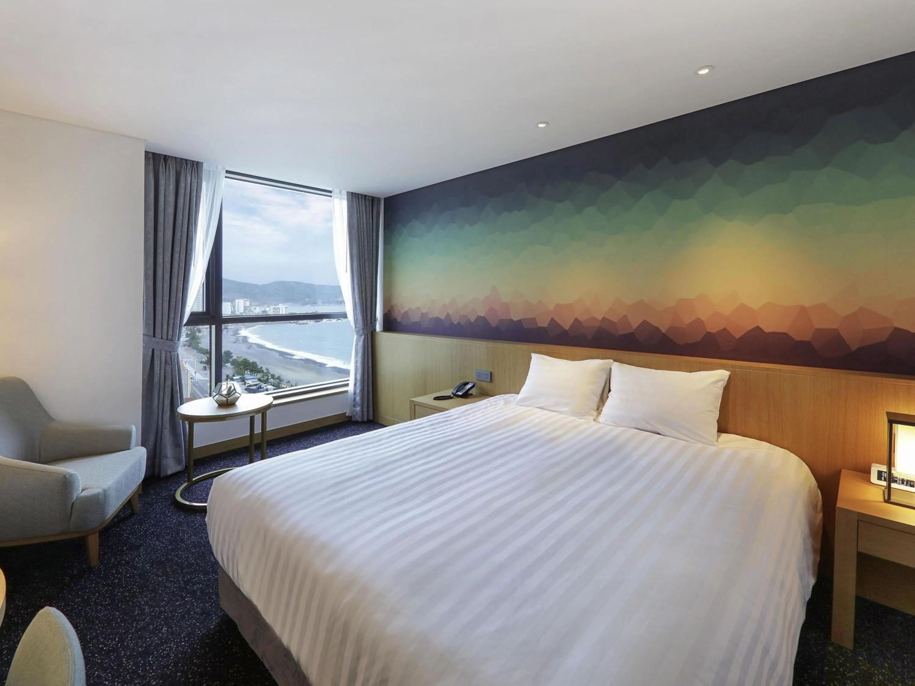 Superior King Room with Partial Ocean View in Mercure Ambassador Ulsan