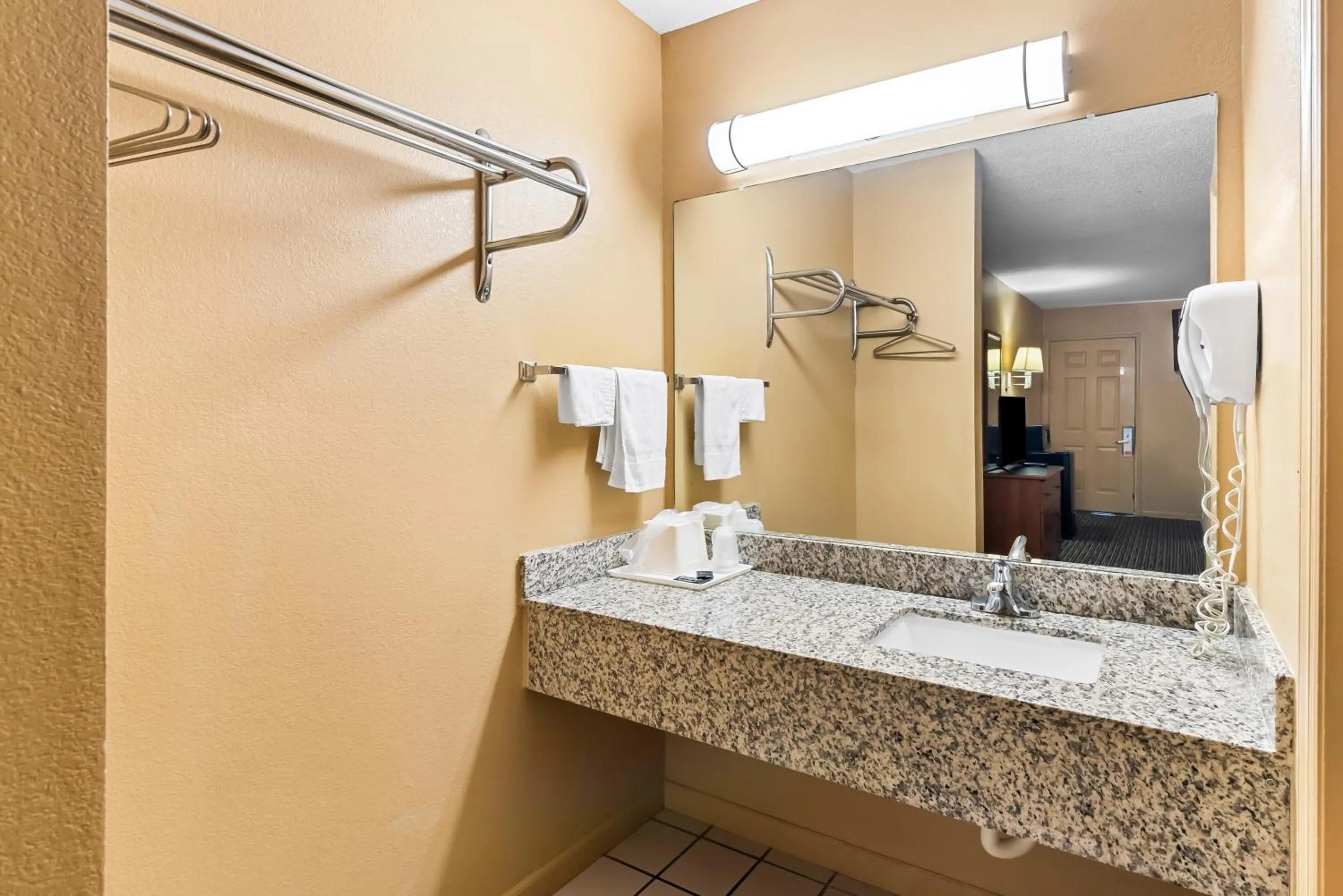 Double Room with Two Double Beds - Smoking in America's Best Value Inn-Athens