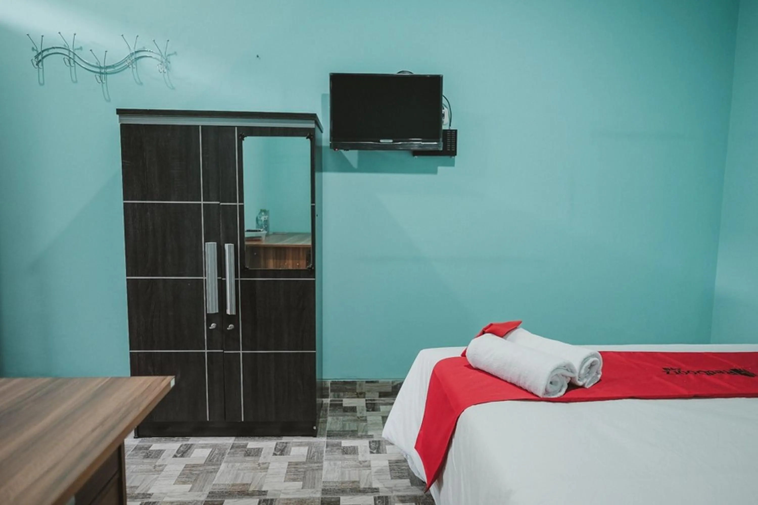 Twin Room in RedDoorz near RSUD Koja