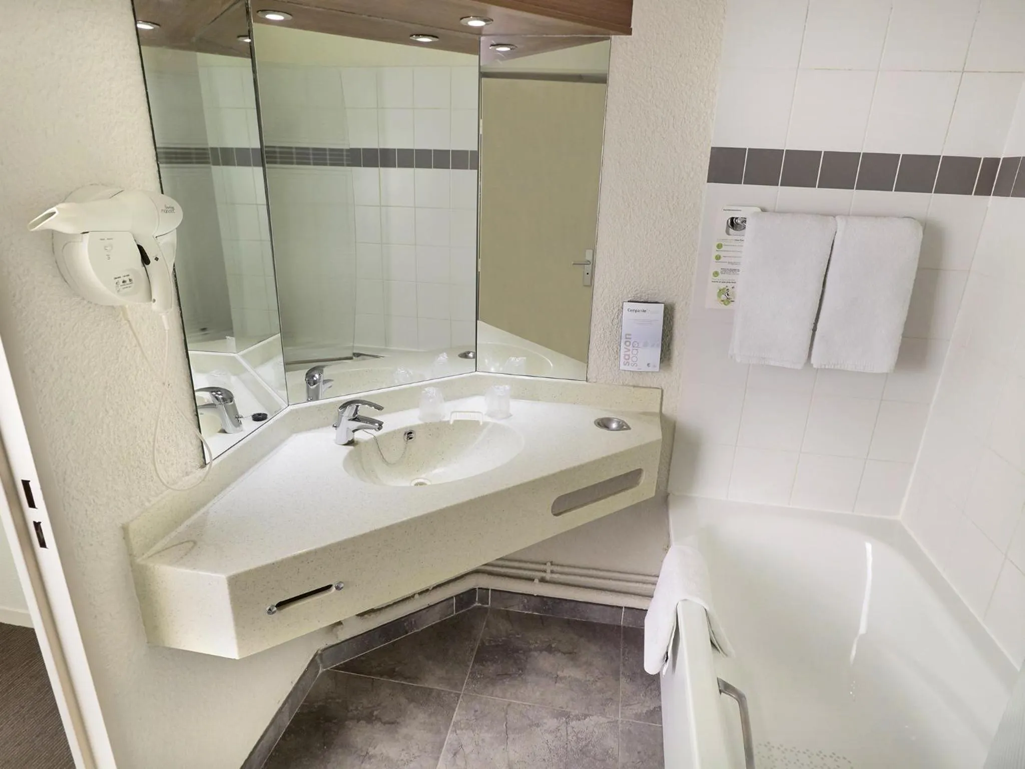 Superior Triple Room with 3 Single Beds in Campanile Blanc-Mesnil