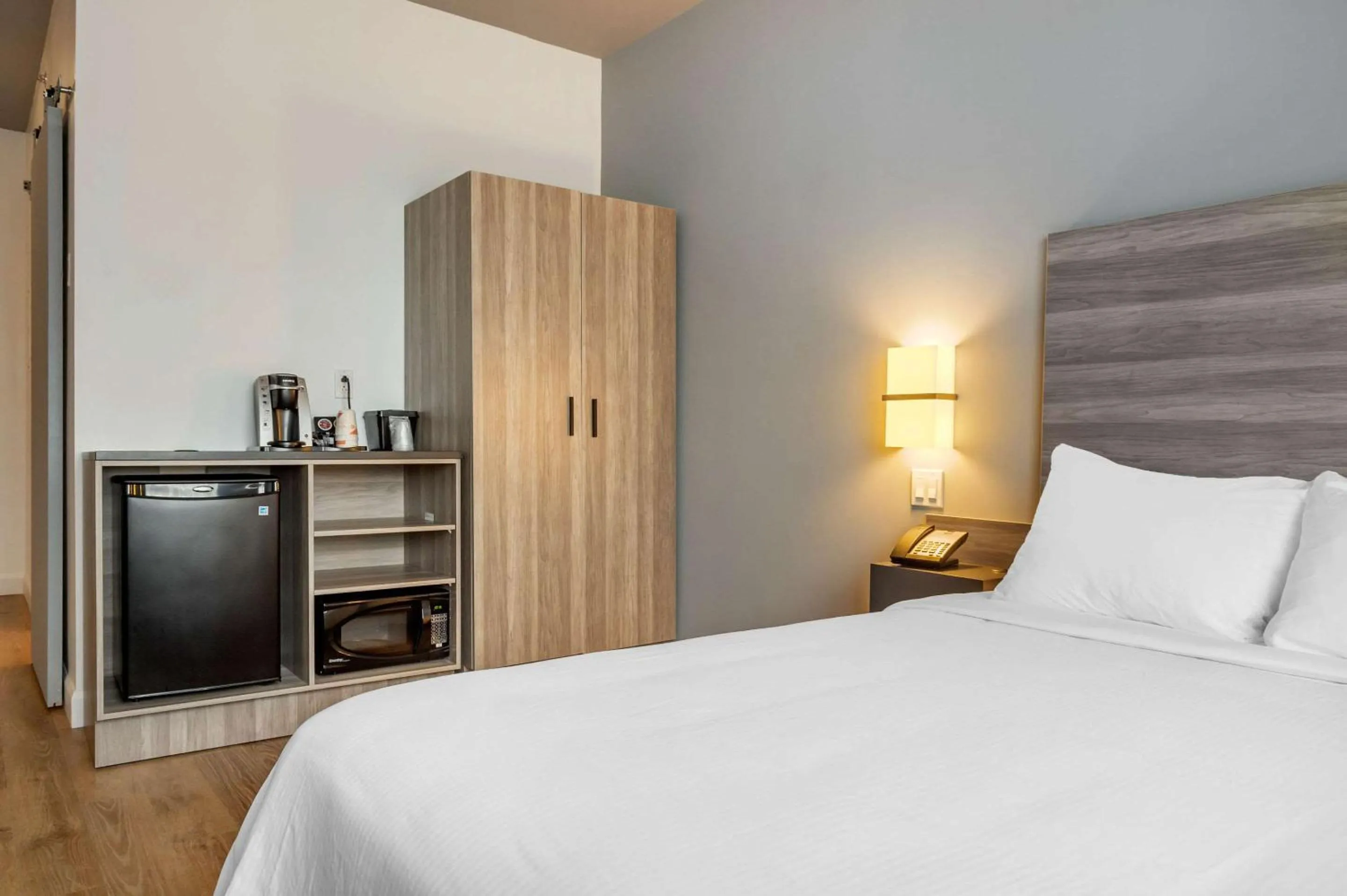 Queen Room - Accessible/Non-Smoking in Rodeway Inn