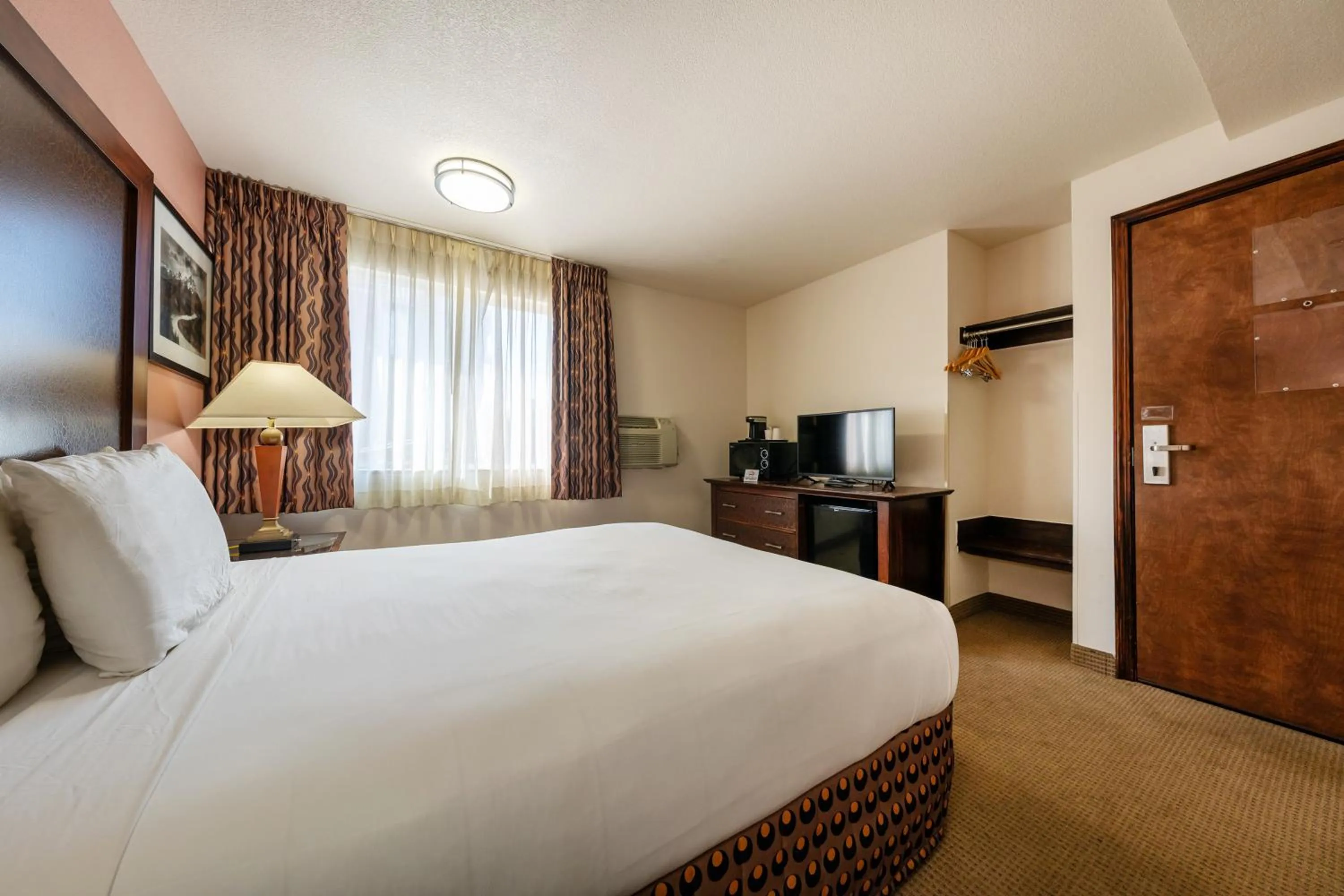 Queen Bed Non-Smoking in District Hotel by OYO Portland Convention Center