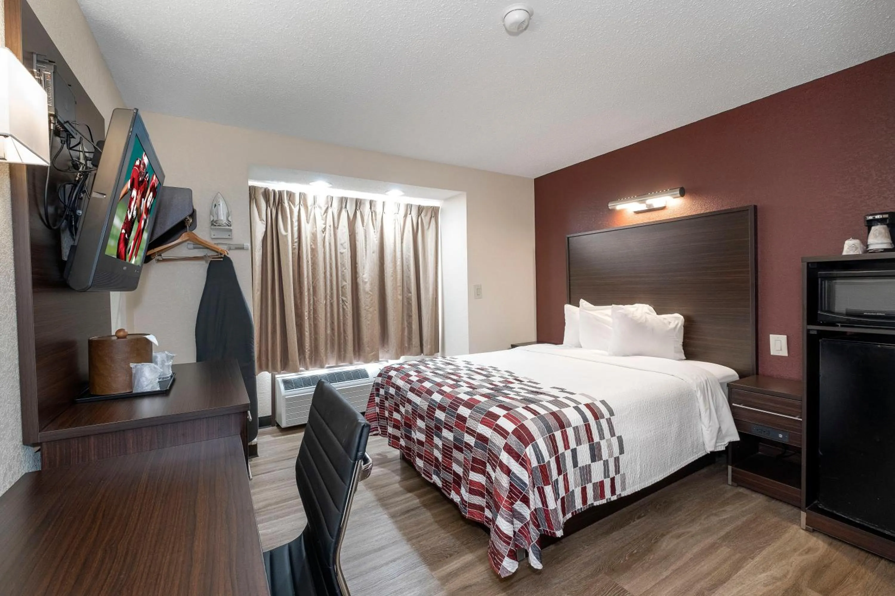 Deluxe Queen Room with One Queen Bed Non-Smoking in Red Roof Inn Springfield, MO