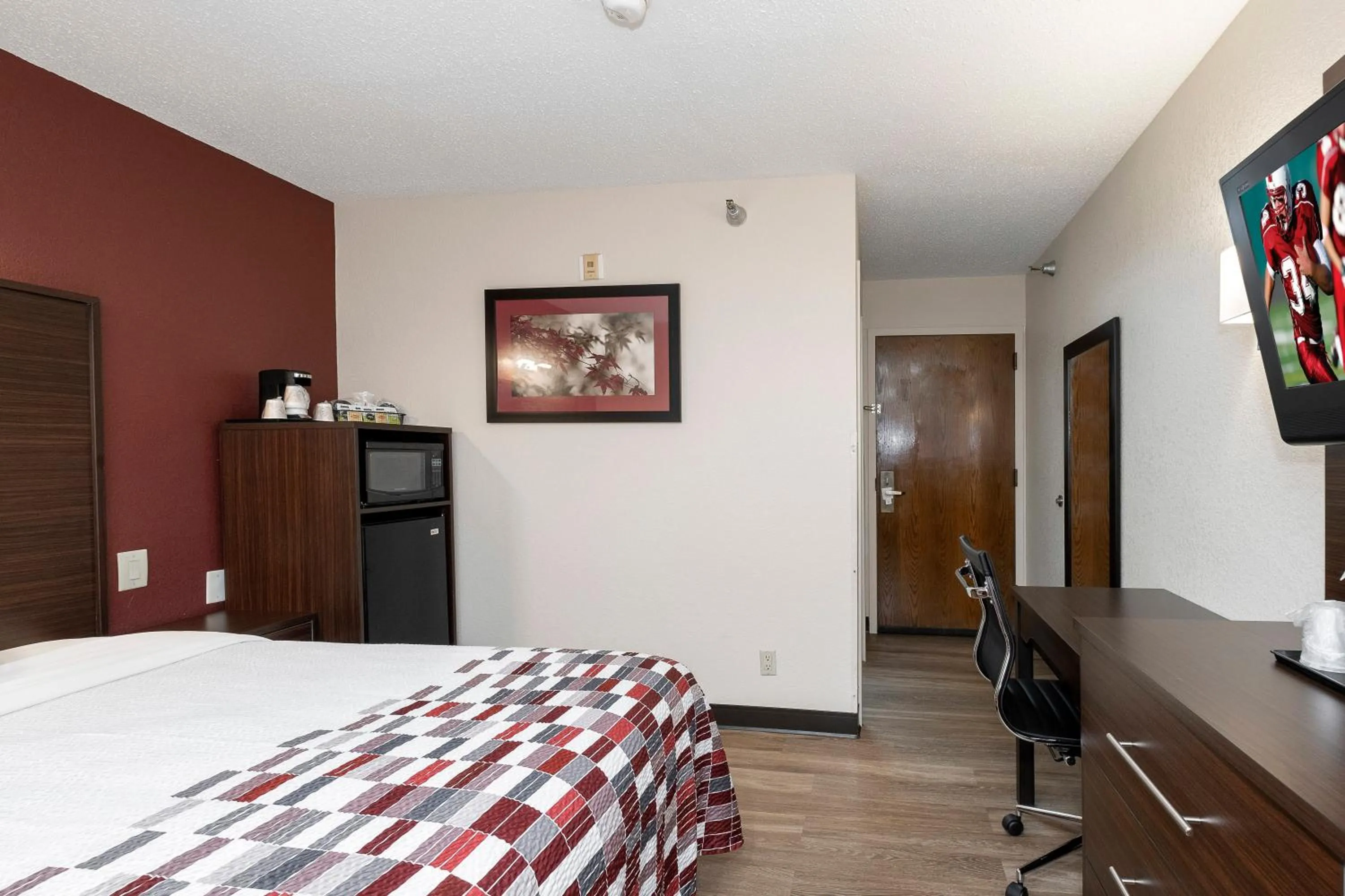 Superior King Non-Smoking in Red Roof Inn Springfield, MO