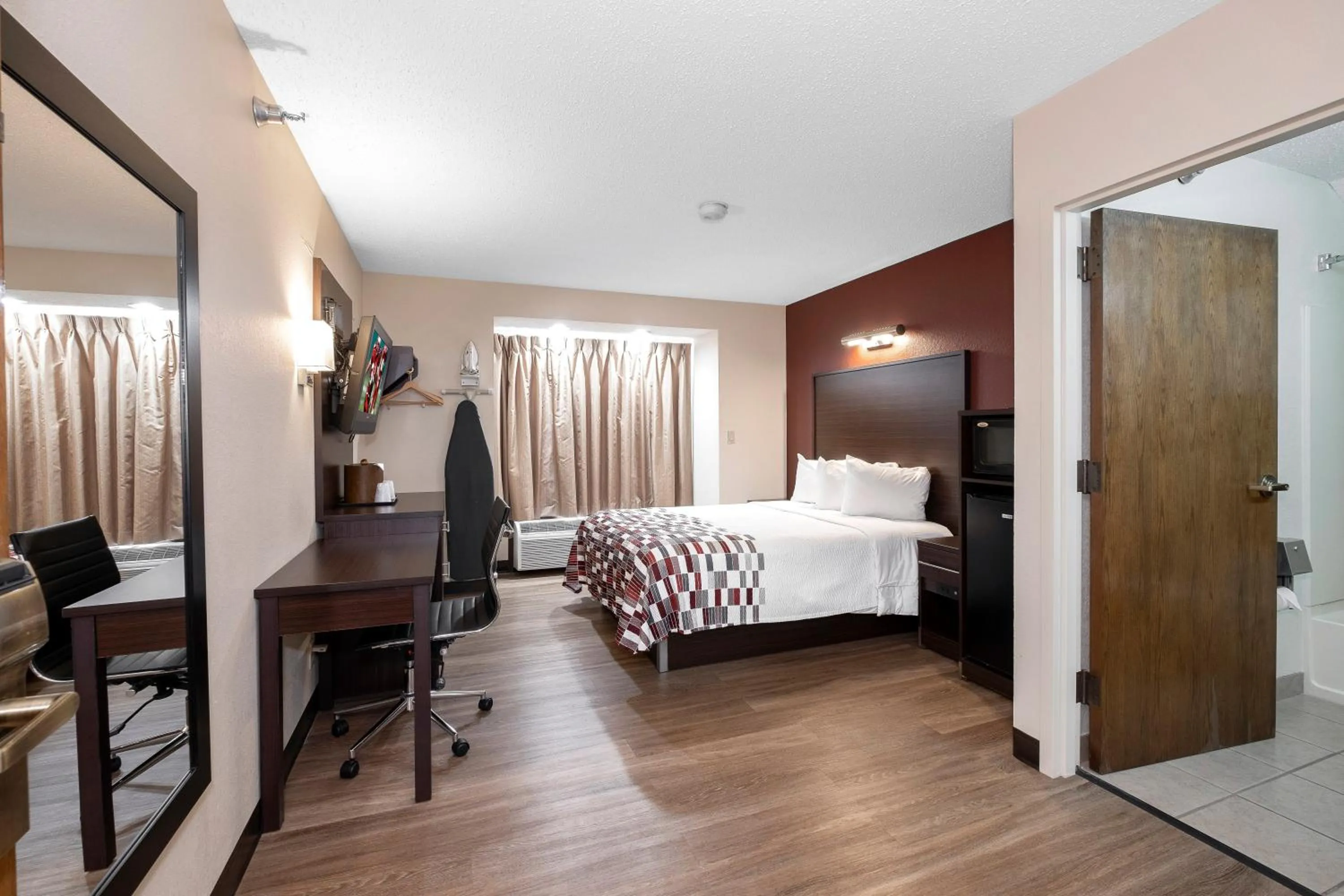 Superior King Disability Access Non-Smoking in Red Roof Inn Springfield, MO