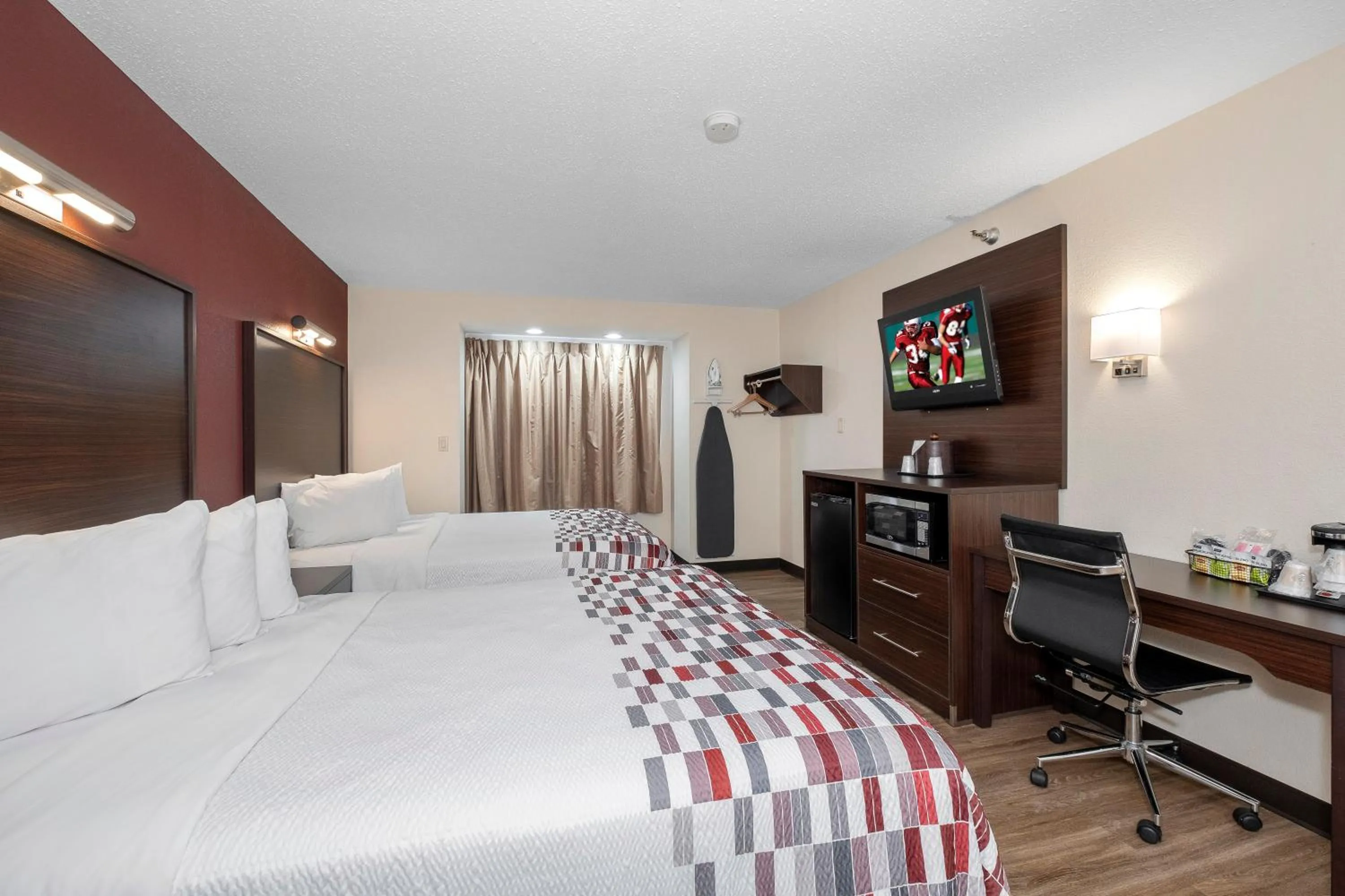 Deluxe Queen Room with One Queen Bed Disability Access Non-Smoking in Red Roof Inn Springfield, MO
