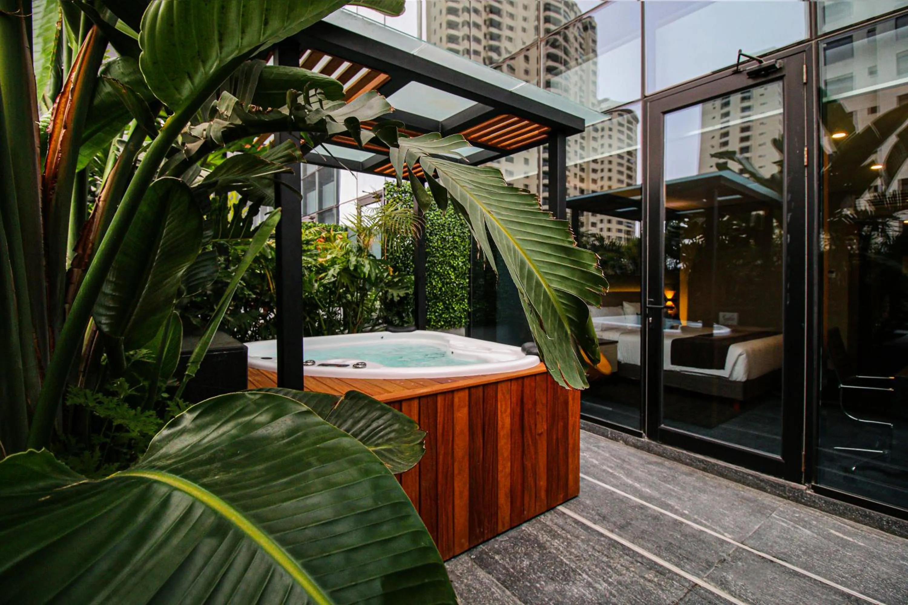 Jacuzzi Pool Garden Single in QUARTZ HOTEL & SPA