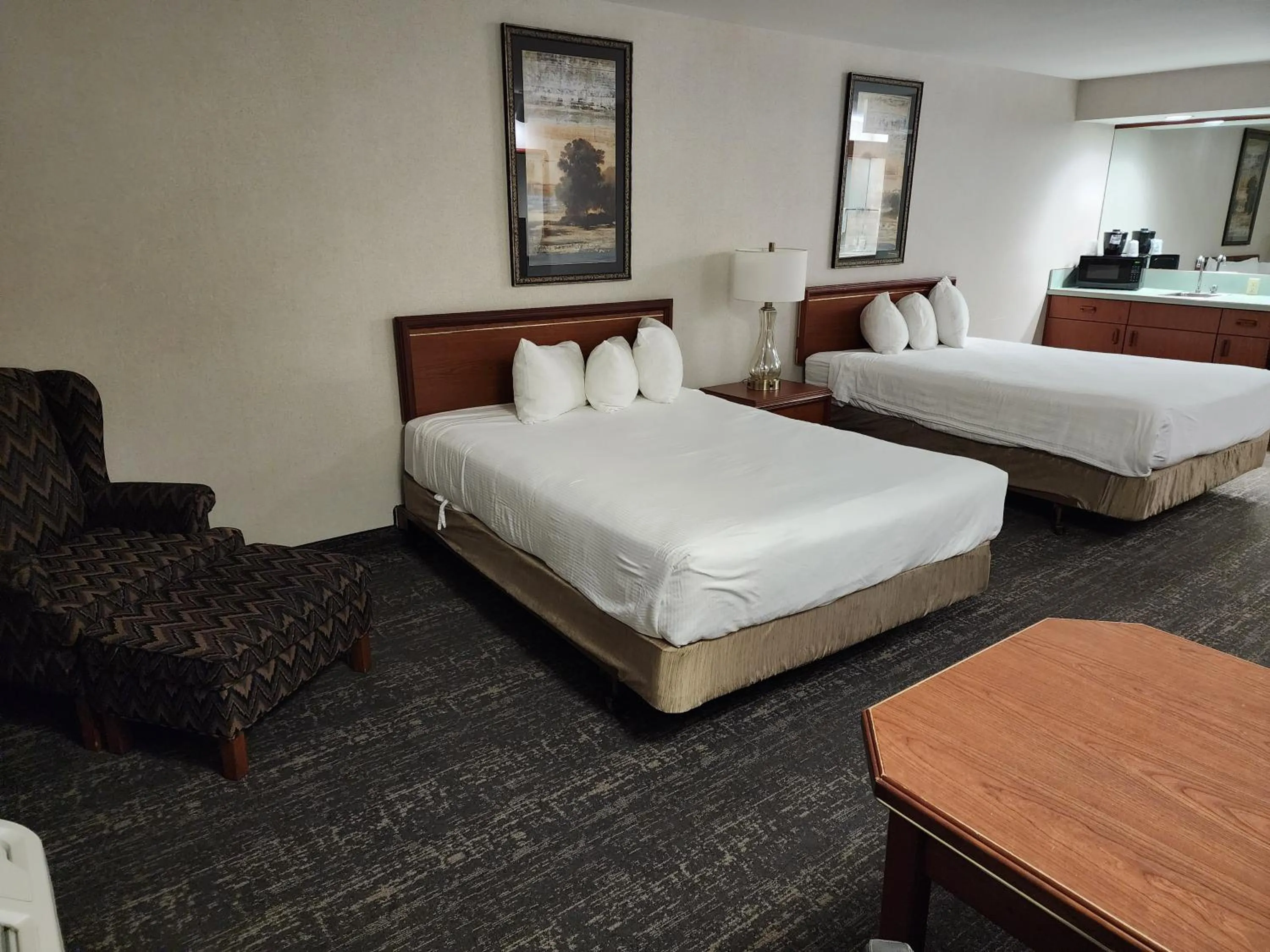 Executive Mini Suite 2 Queen Beds in Shilo Inn Suites Salem