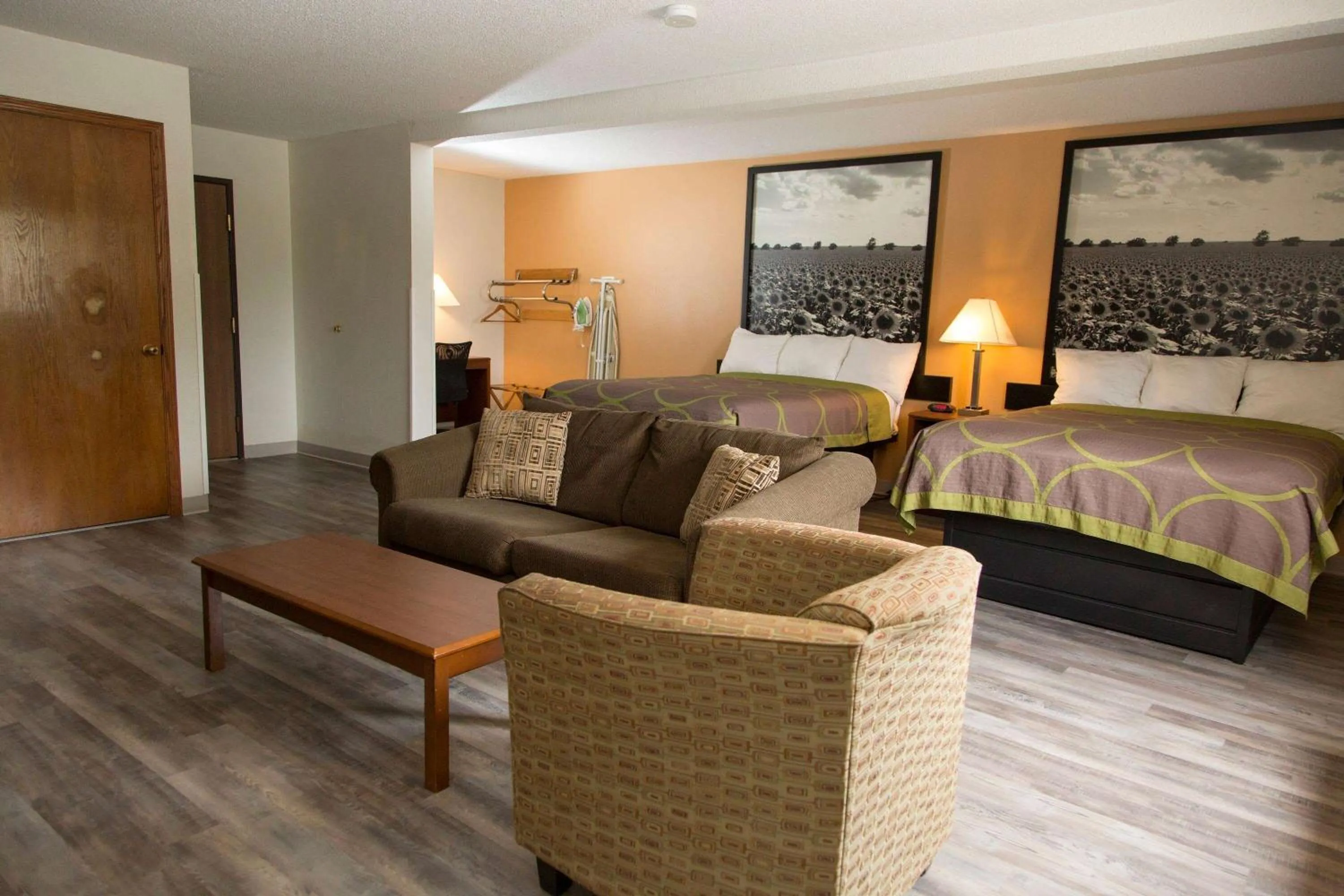 Deluxe Suite - Disability Access/Non-Smoking in Super 8 by Wyndham Concordia