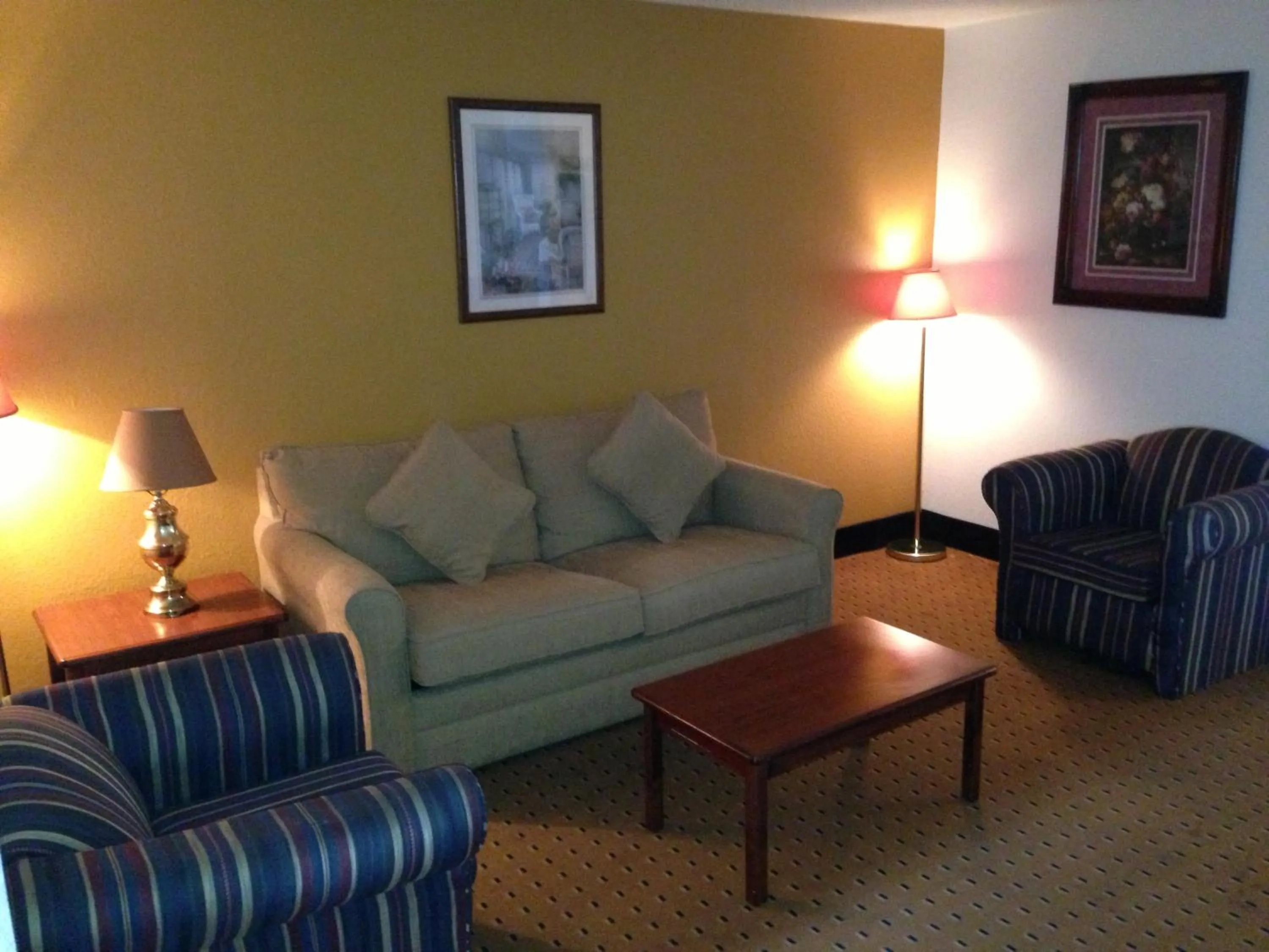 King Suite in Brentwood Inn & Suites