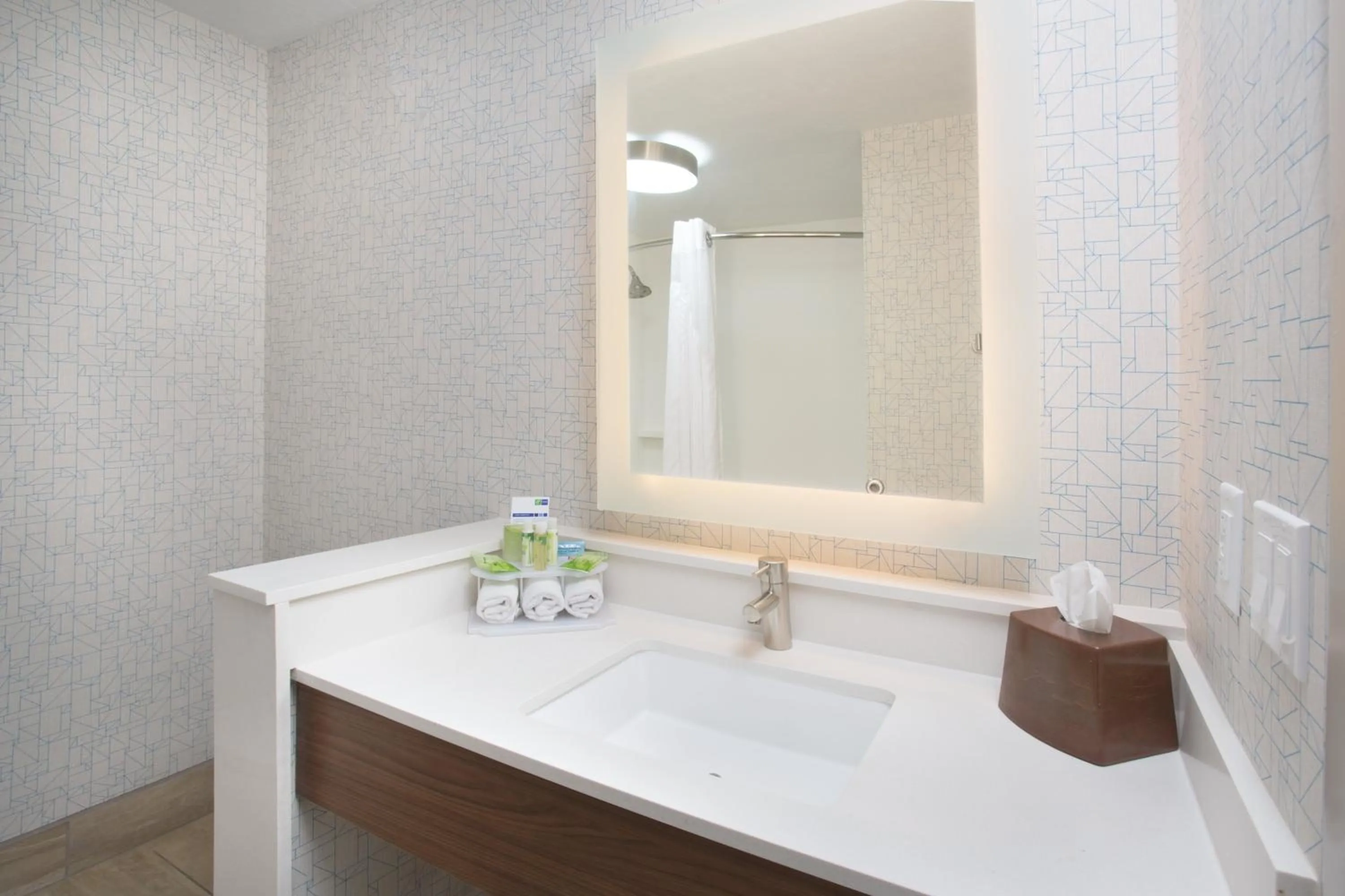 Standard Queen Room with Two Queen Beds and Mobility Accessible Tub in Holiday Inn Express Salt Lake City Downtown by IHG