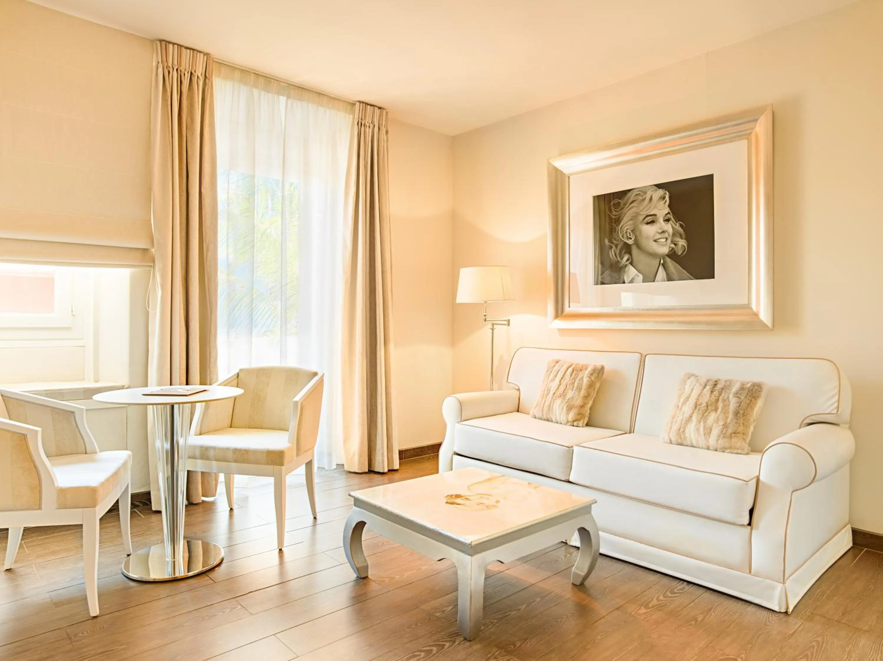 Suite with City View in Hotel Renoir