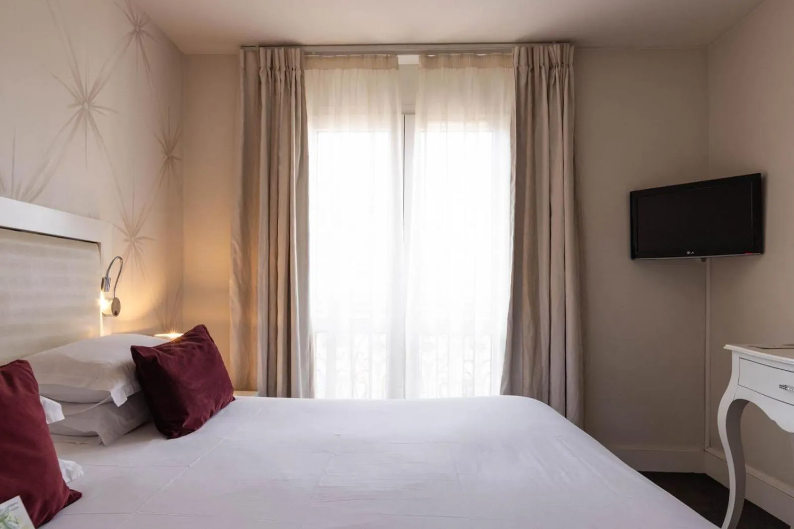 Classic Double or Twin Room in Hotel Renoir